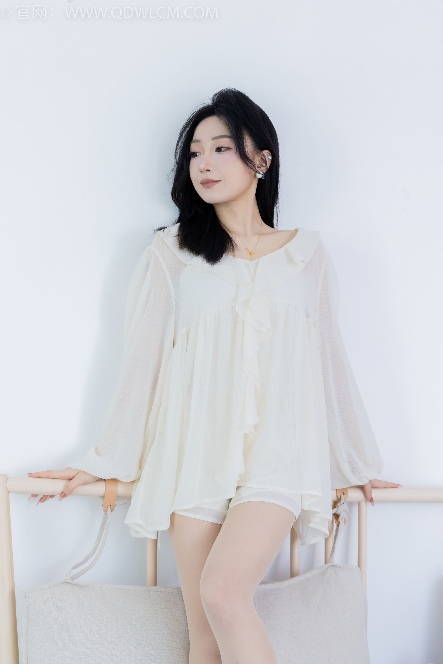 正妹嘟嘟白色蕾丝短裙肉丝美腿居家写真