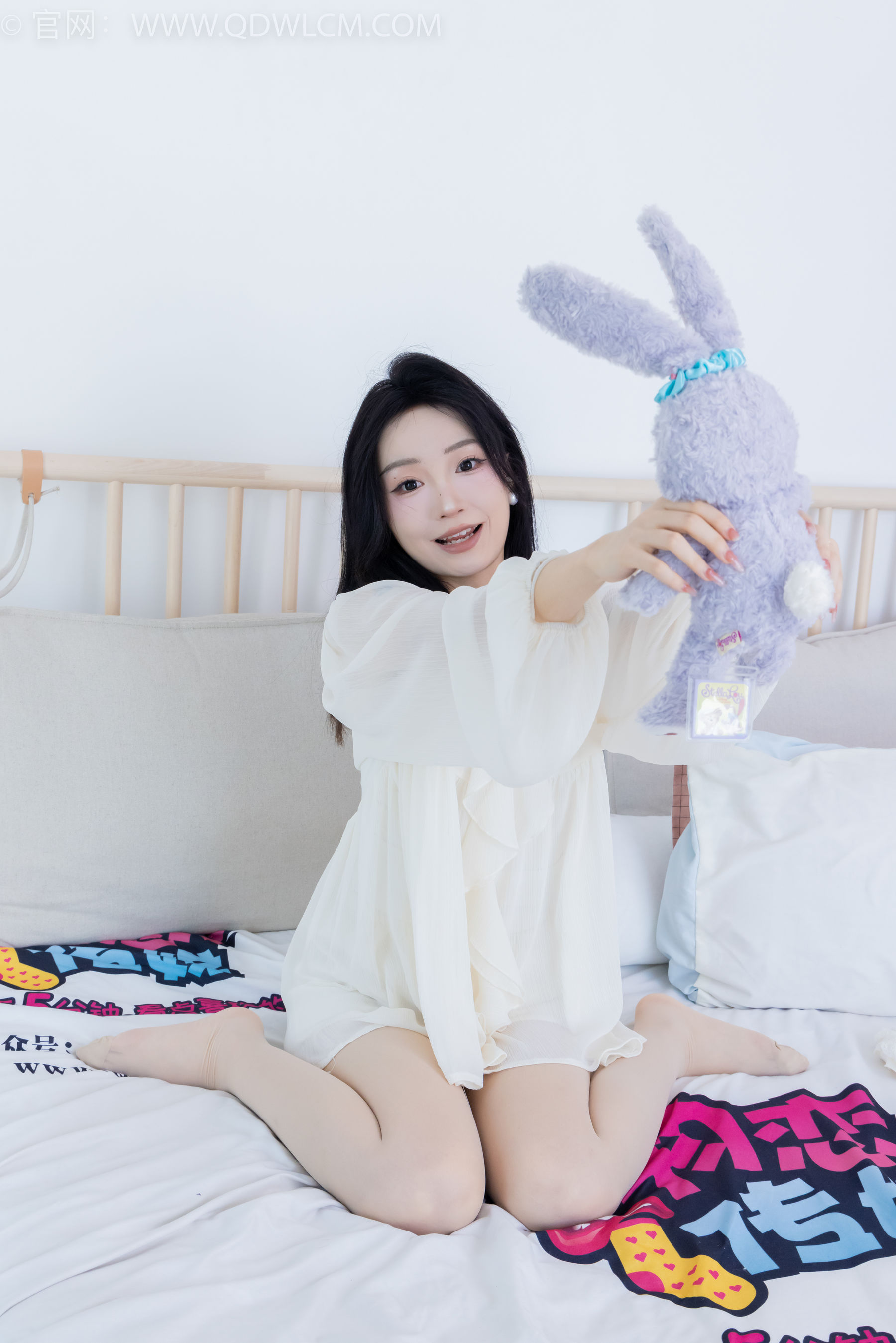 正妹嘟嘟白色蕾丝短裙肉丝美腿居家写真