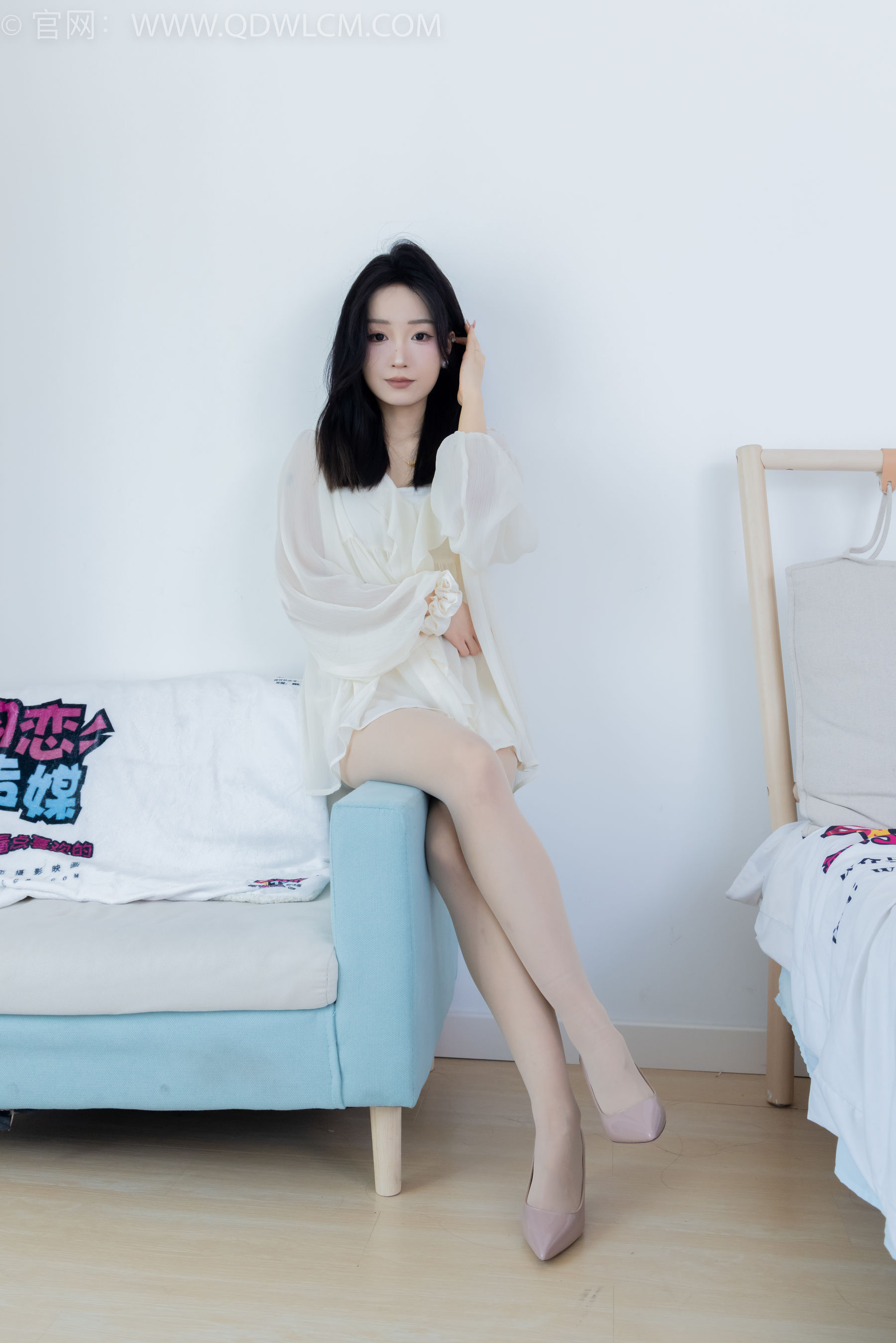 正妹嘟嘟白色蕾丝短裙肉丝美腿居家写真