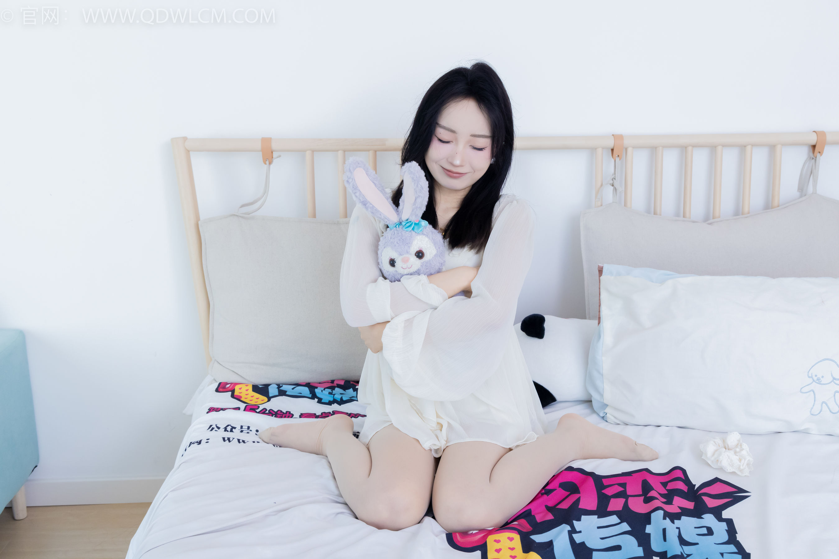 正妹嘟嘟白色蕾丝短裙肉丝美腿居家写真