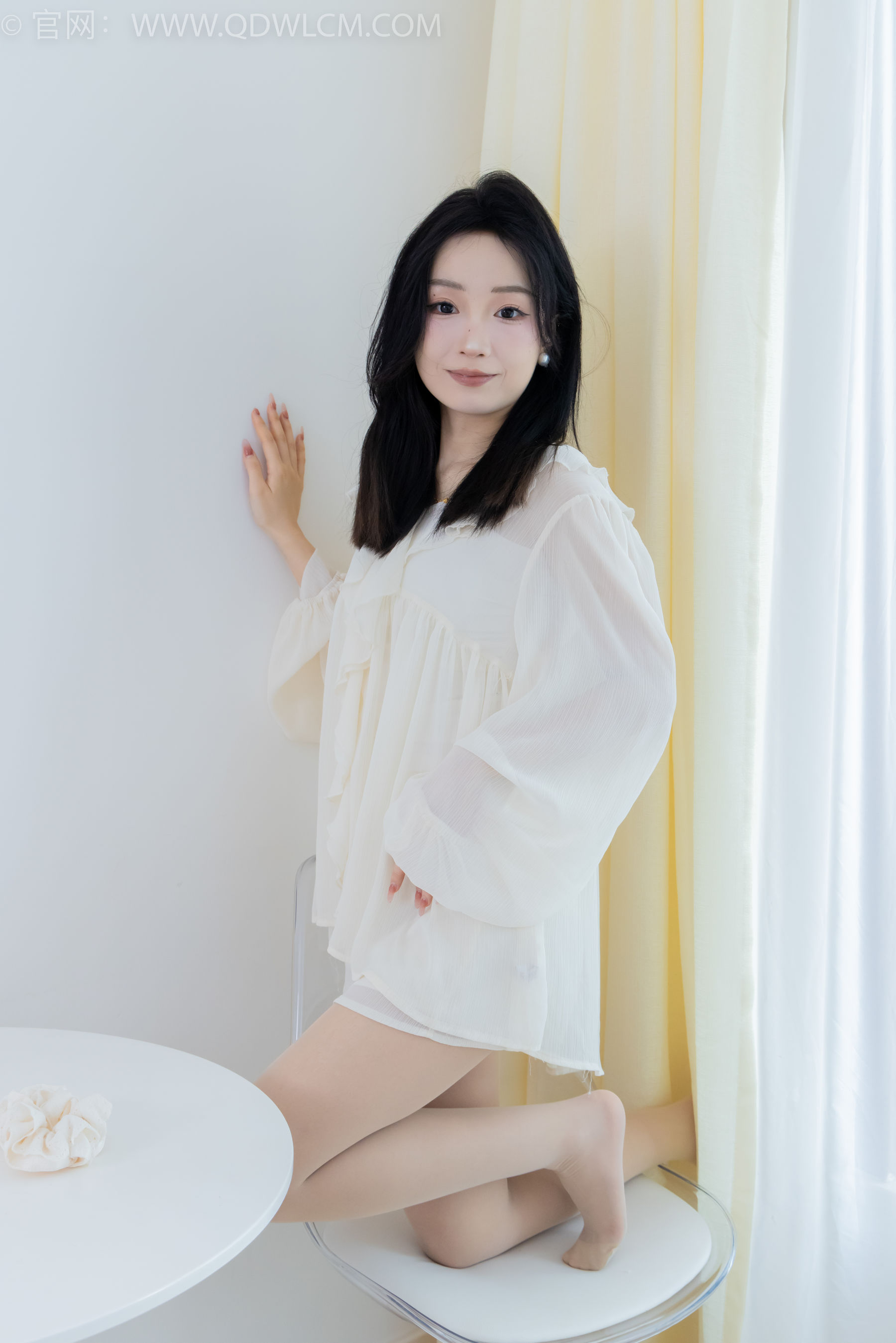 正妹嘟嘟白色蕾丝短裙肉丝美腿居家写真