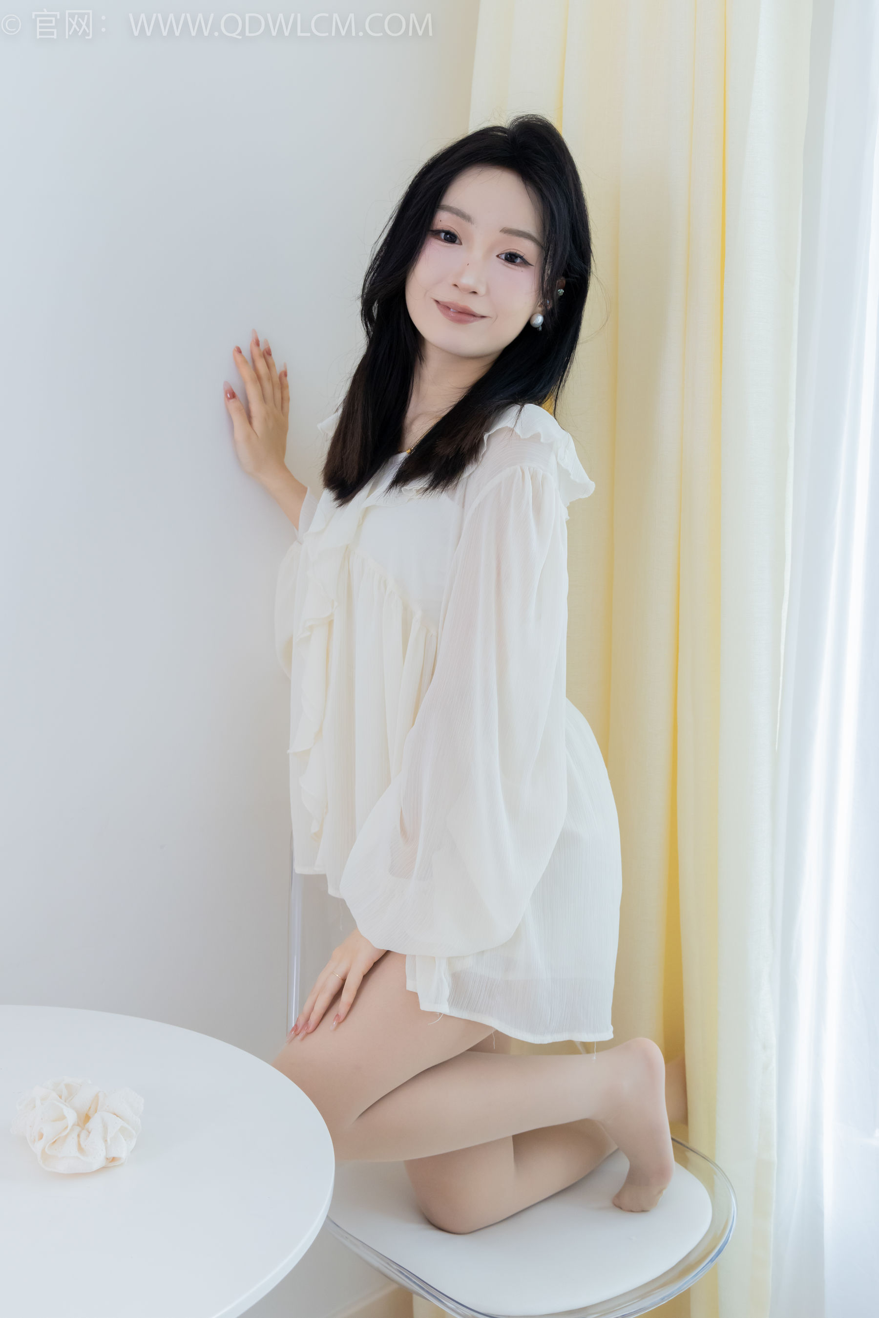 正妹嘟嘟白色蕾丝短裙肉丝美腿居家写真