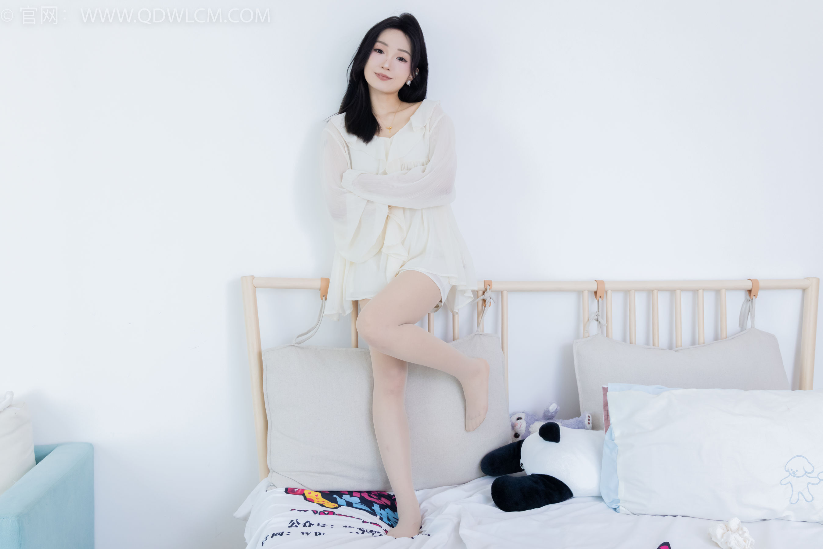 正妹嘟嘟白色蕾丝短裙肉丝美腿居家写真