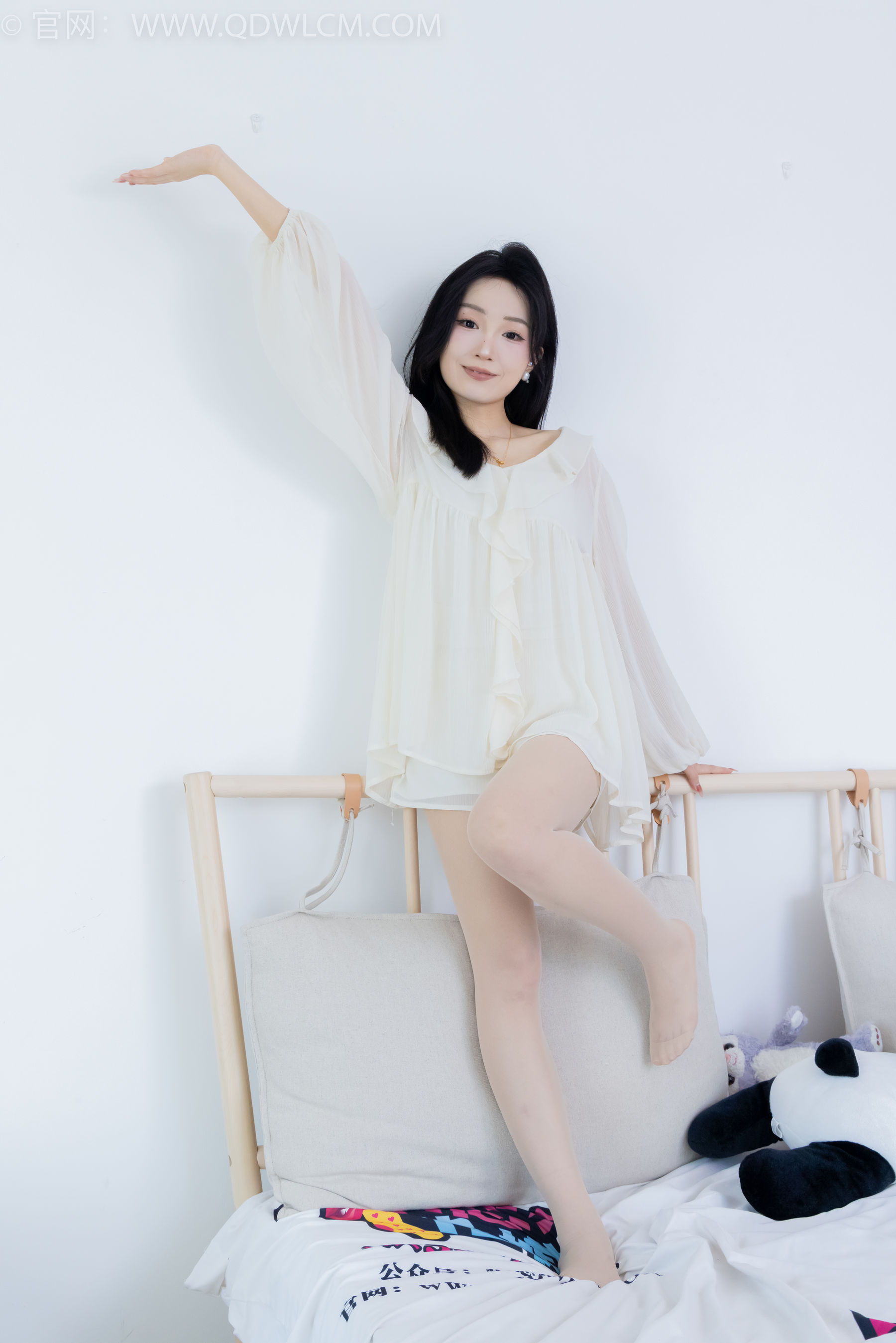 正妹嘟嘟白色蕾丝短裙肉丝美腿居家写真