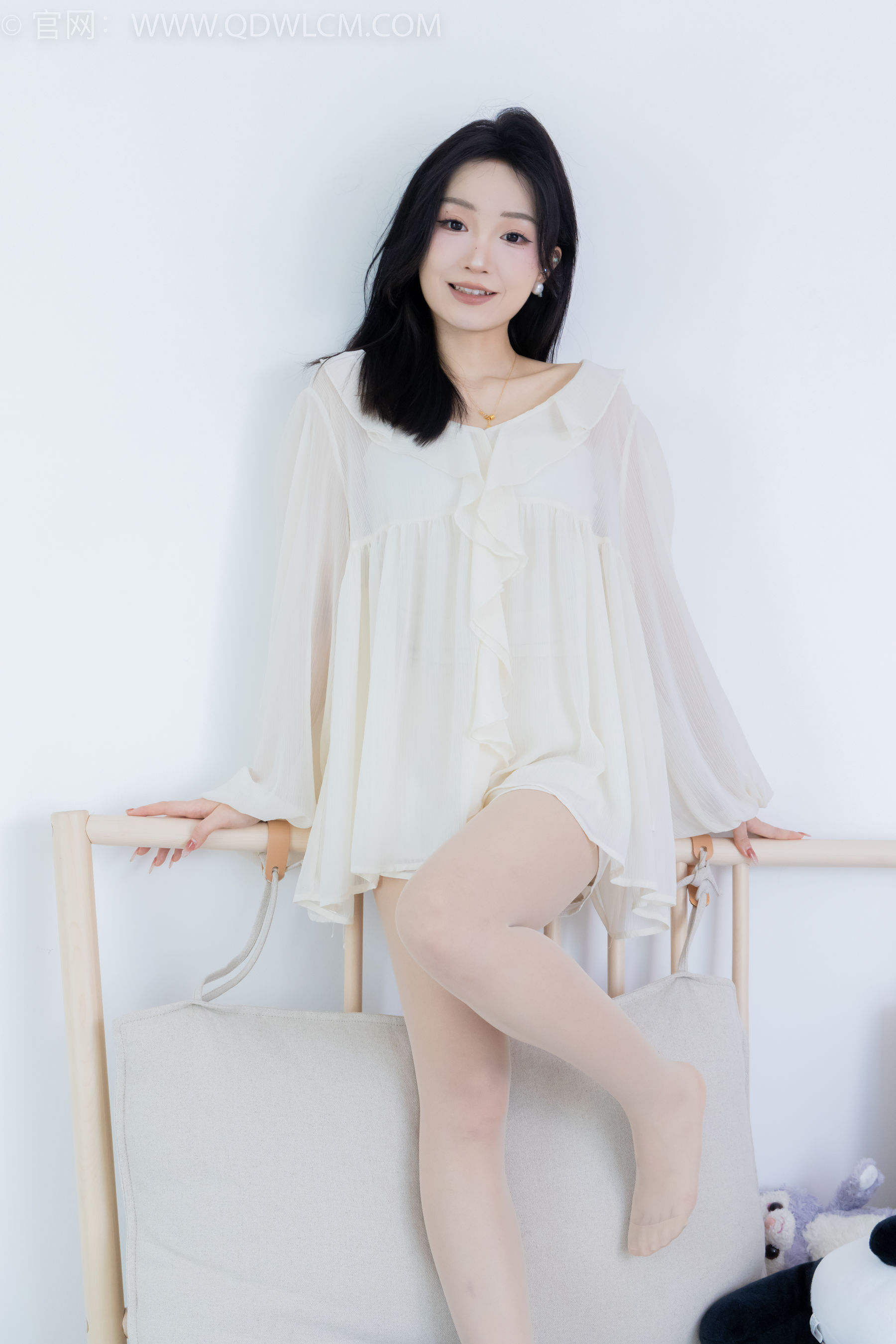 正妹嘟嘟白色蕾丝短裙肉丝美腿居家写真