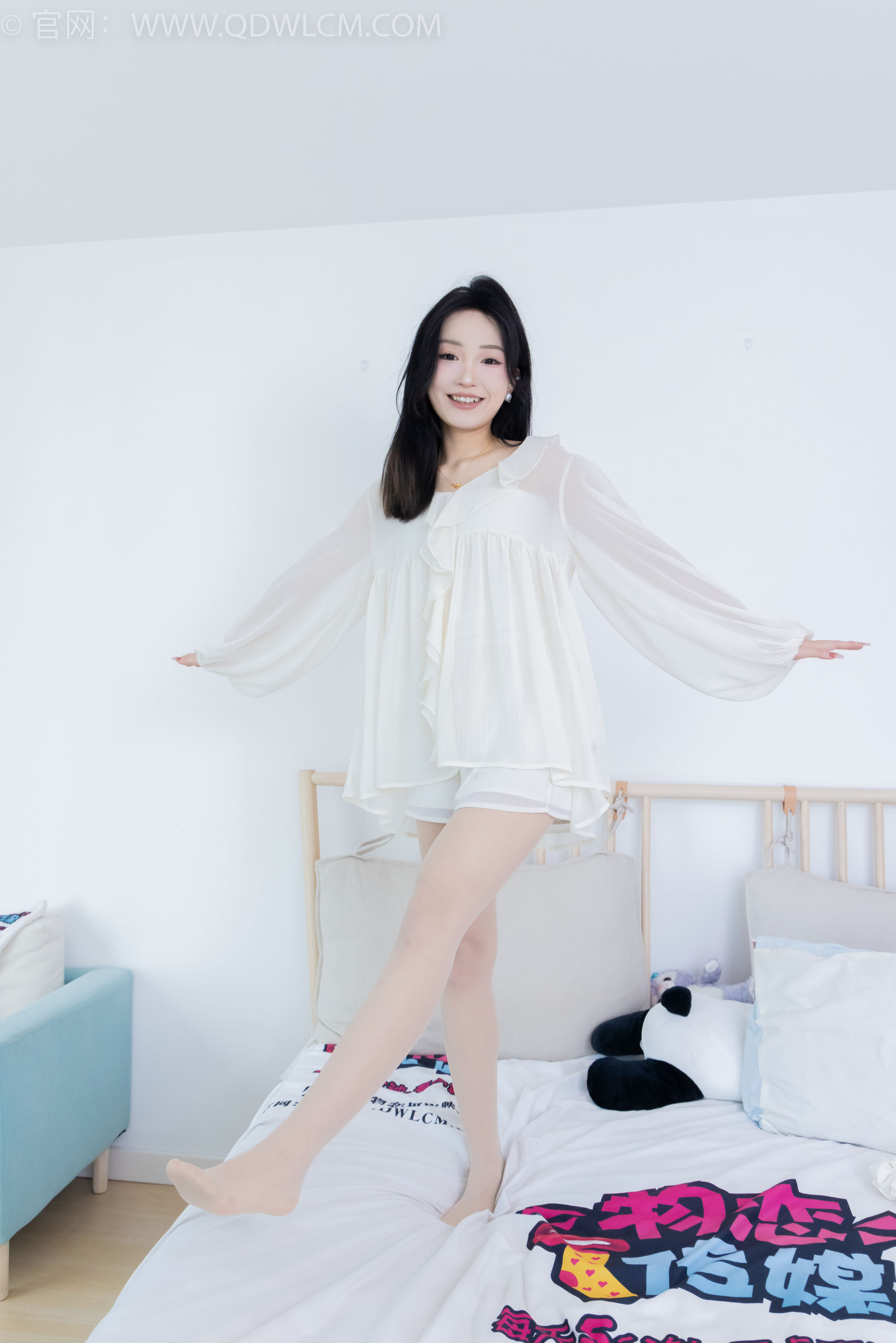 正妹嘟嘟白色蕾丝短裙肉丝美腿居家写真