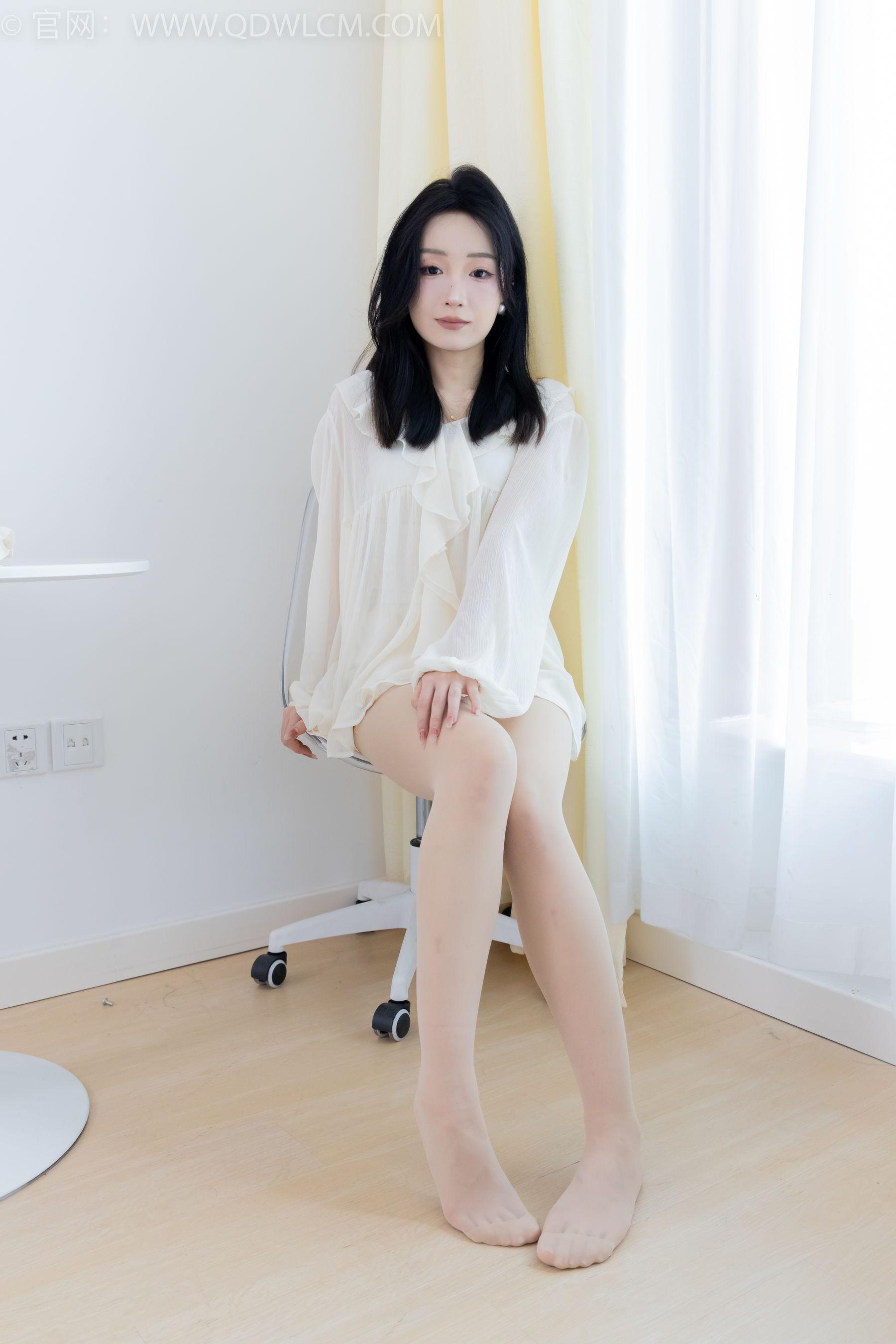 正妹嘟嘟白色蕾丝短裙肉丝美腿居家写真