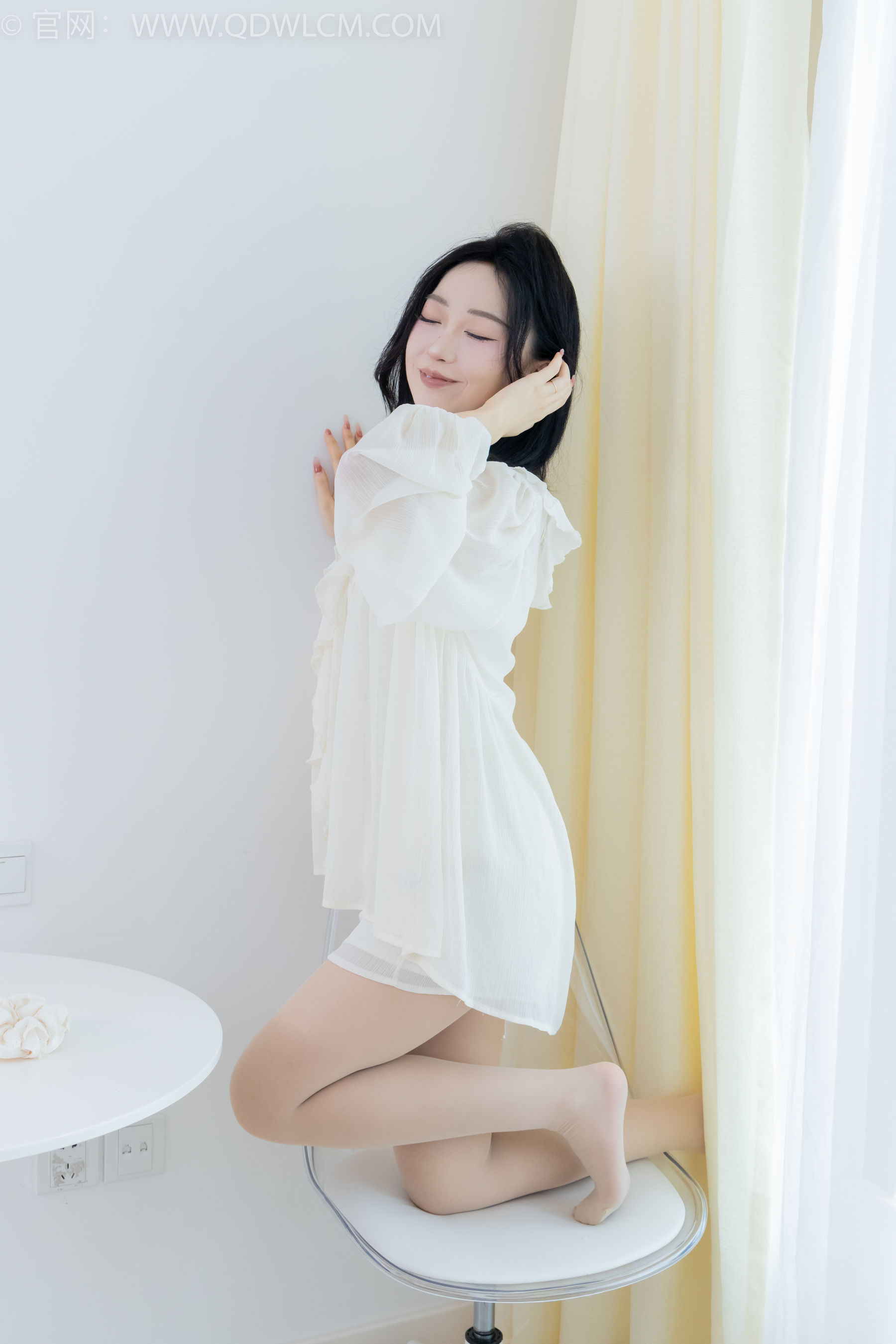 正妹嘟嘟白色蕾丝短裙肉丝美腿居家写真