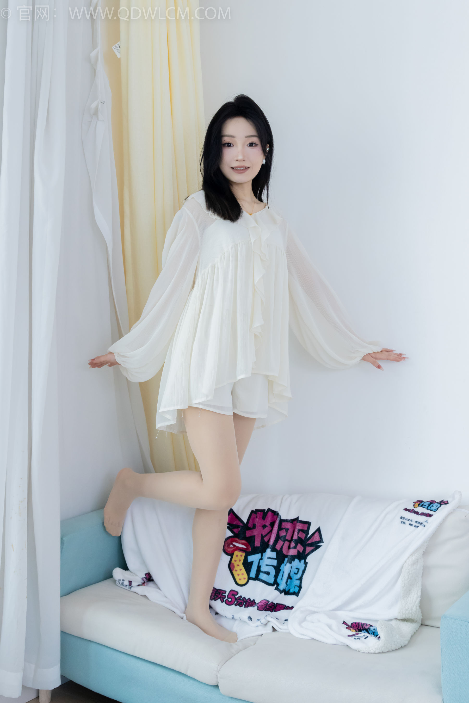 正妹嘟嘟白色蕾丝短裙肉丝美腿居家写真