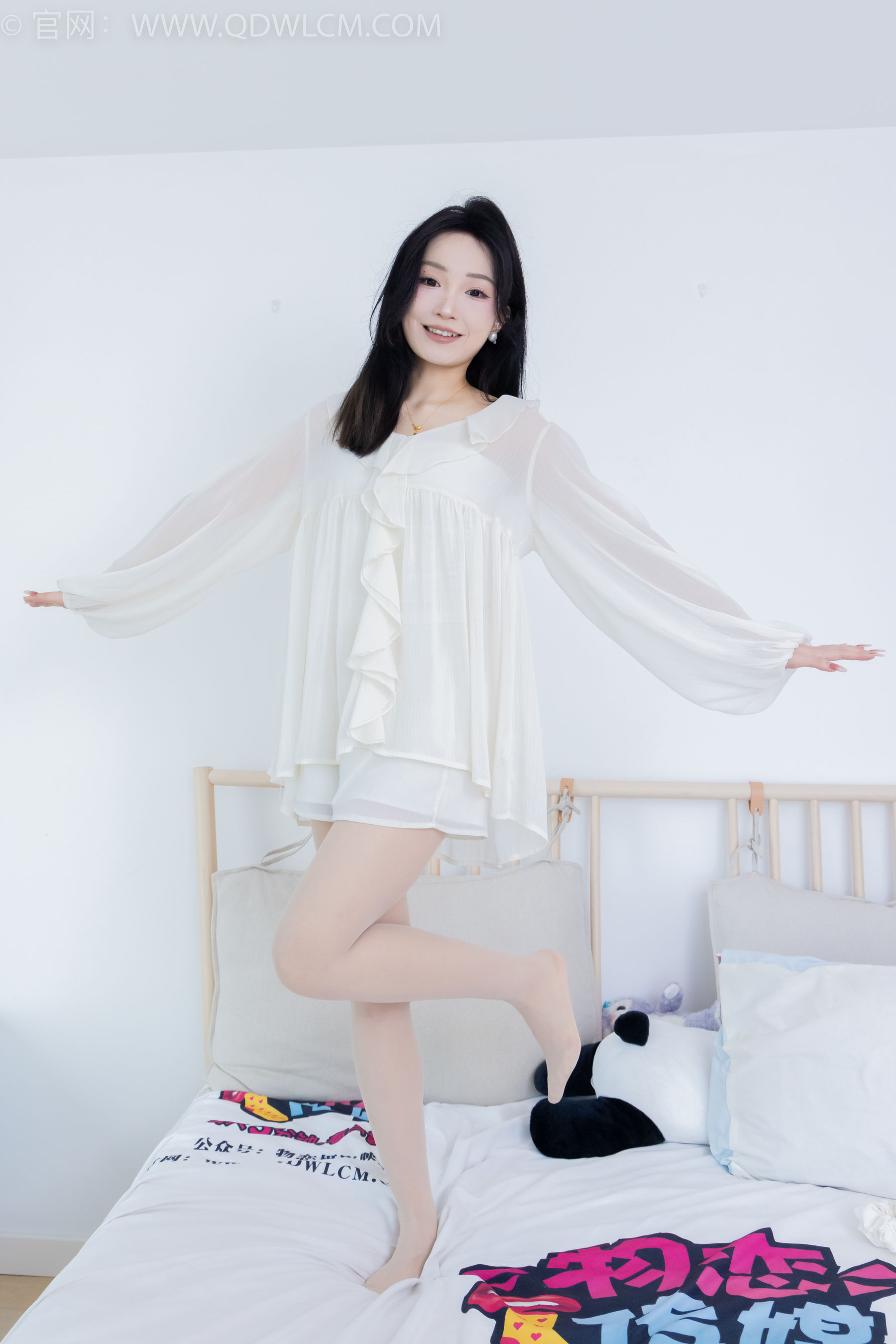 正妹嘟嘟白色蕾丝短裙肉丝美腿居家写真