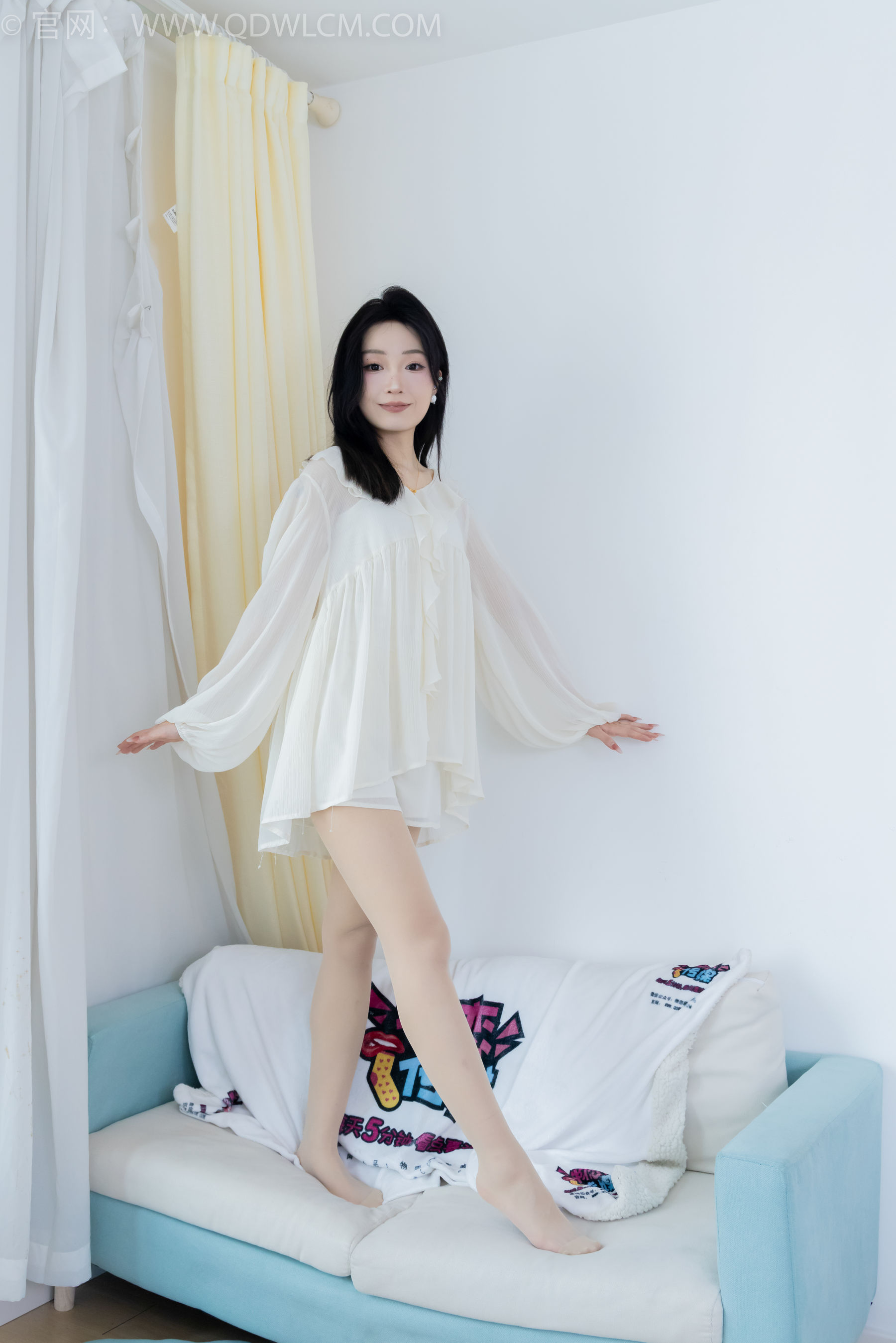 正妹嘟嘟白色蕾丝短裙肉丝美腿居家写真