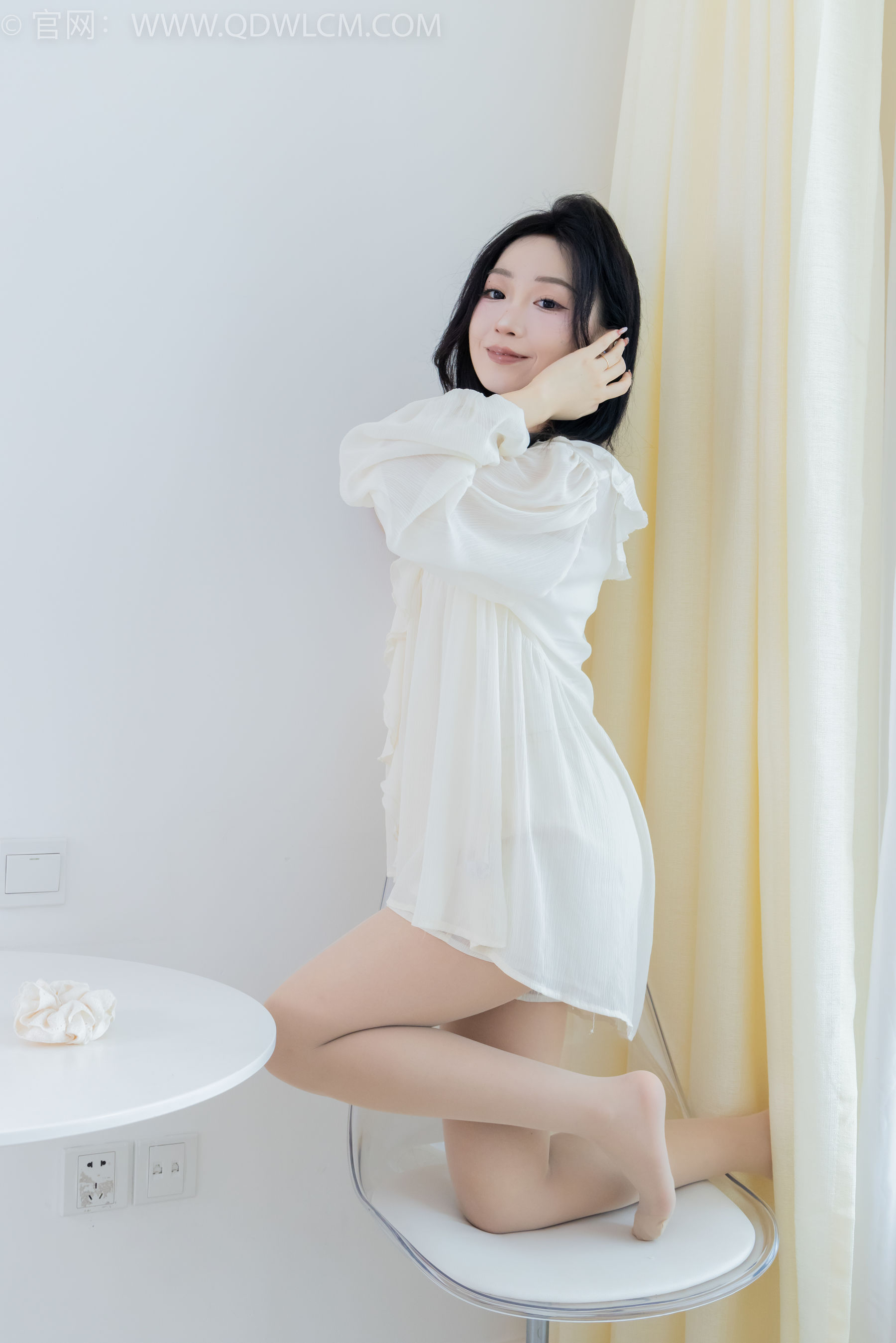 正妹嘟嘟白色蕾丝短裙肉丝美腿居家写真