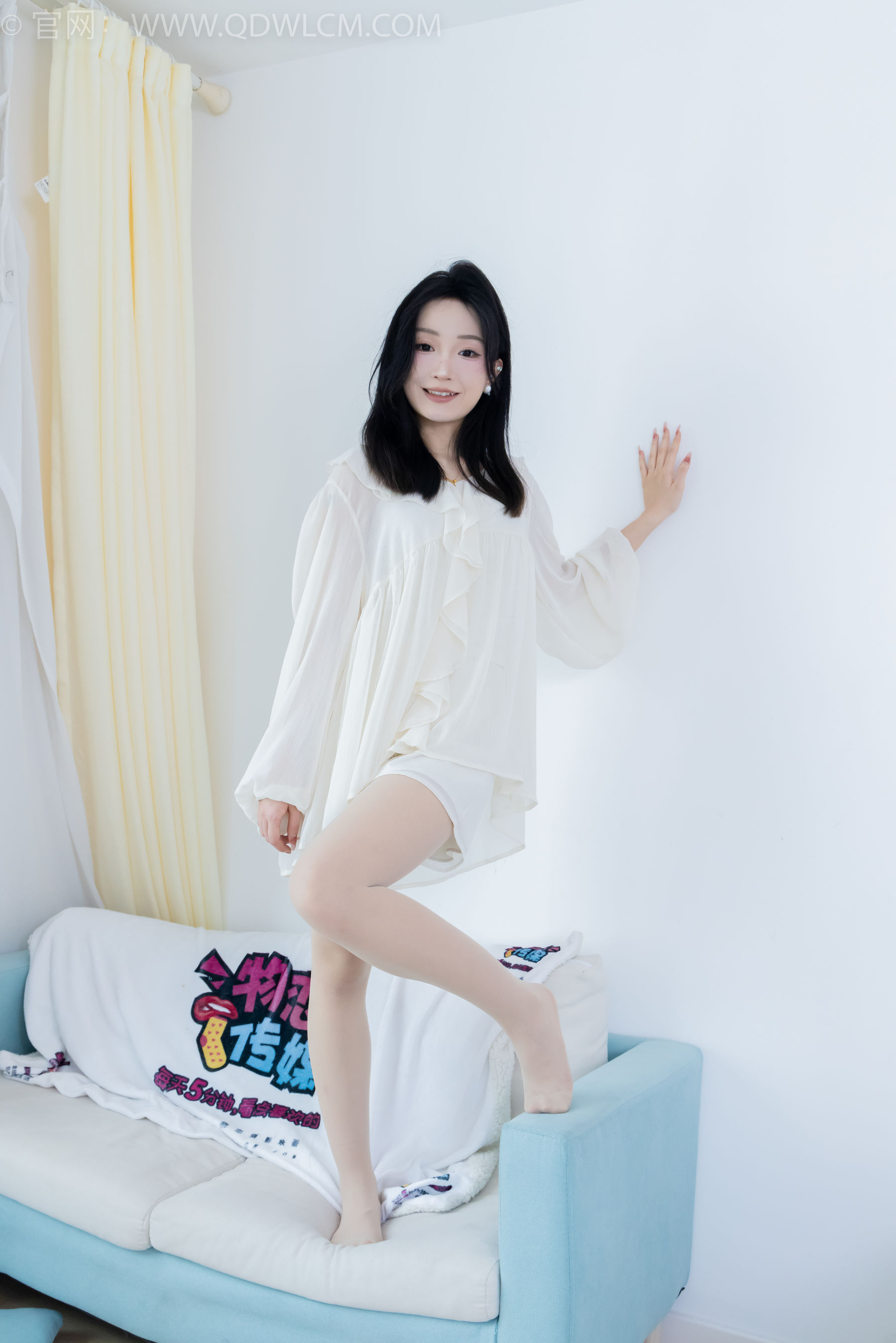 正妹嘟嘟白色蕾丝短裙肉丝美腿居家写真