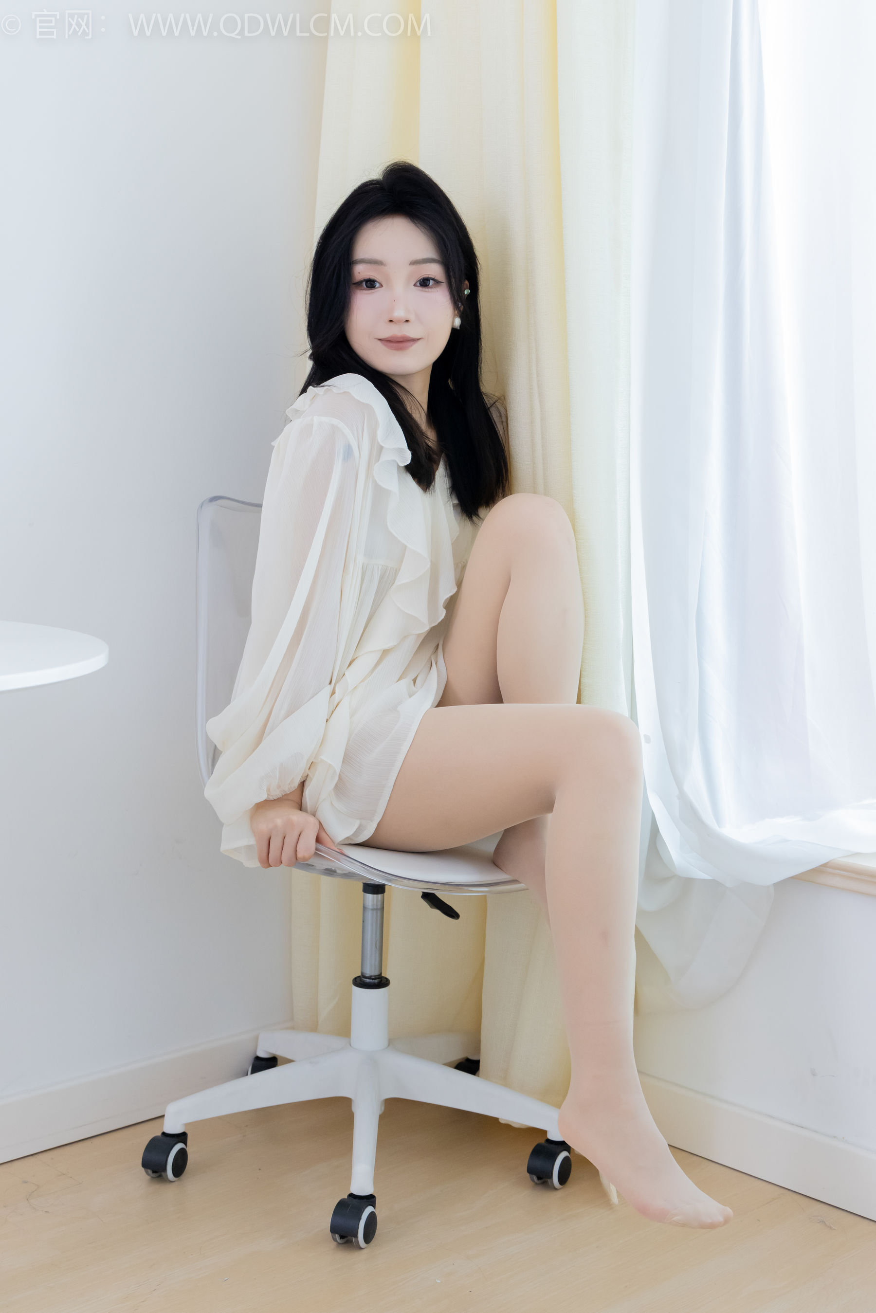 正妹嘟嘟白色蕾丝短裙肉丝美腿居家写真