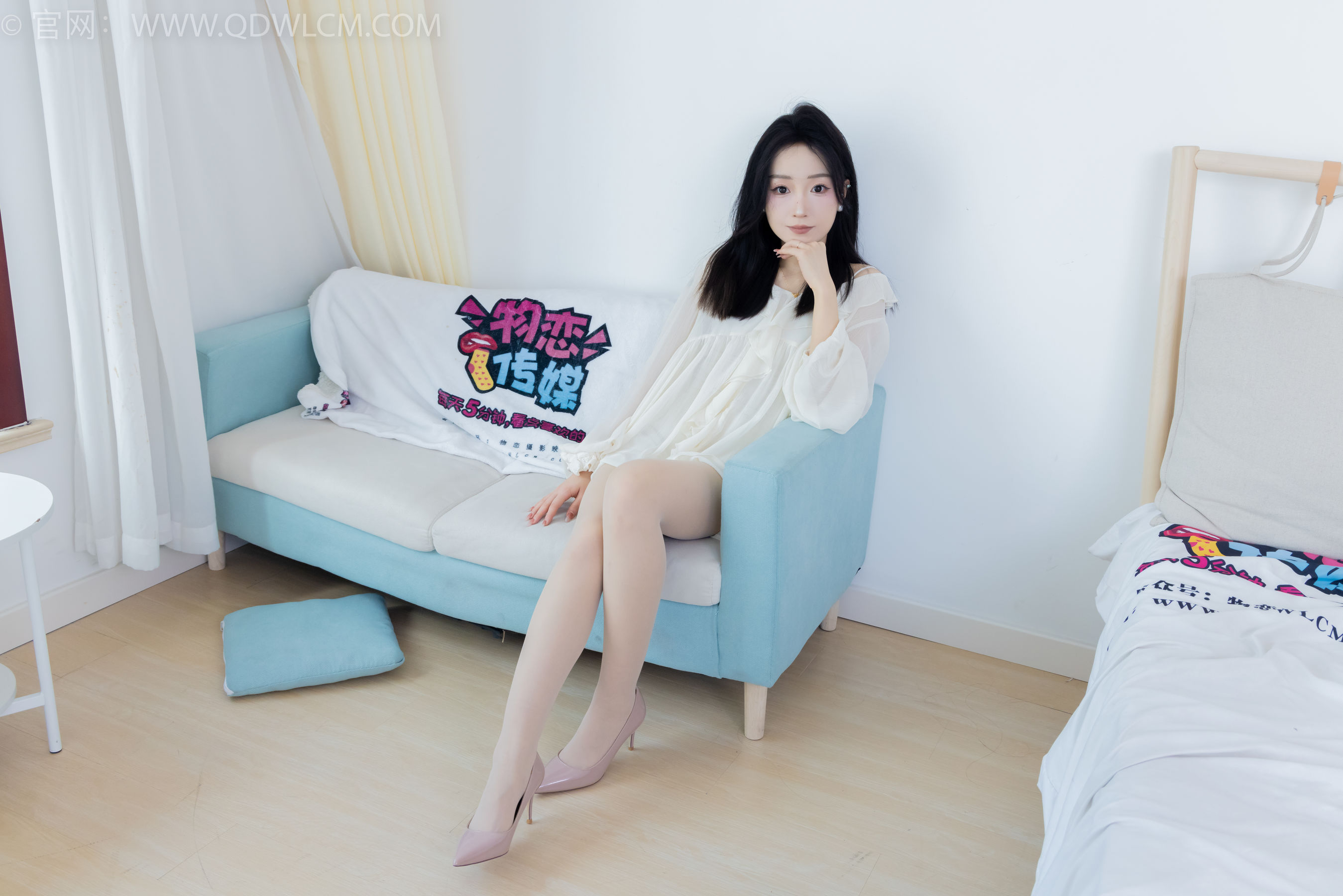 正妹嘟嘟白色蕾丝短裙肉丝美腿居家写真