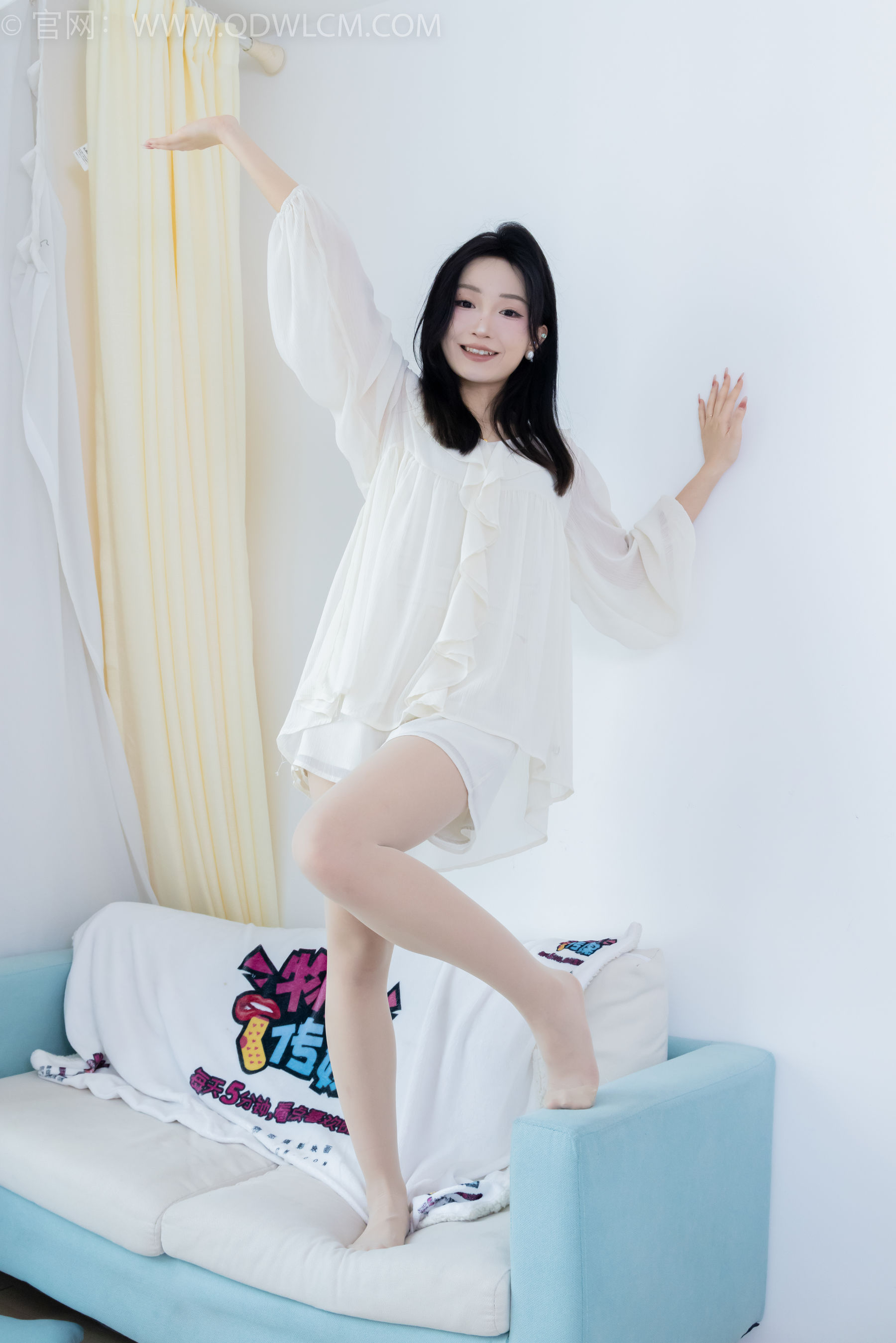 正妹嘟嘟白色蕾丝短裙肉丝美腿居家写真