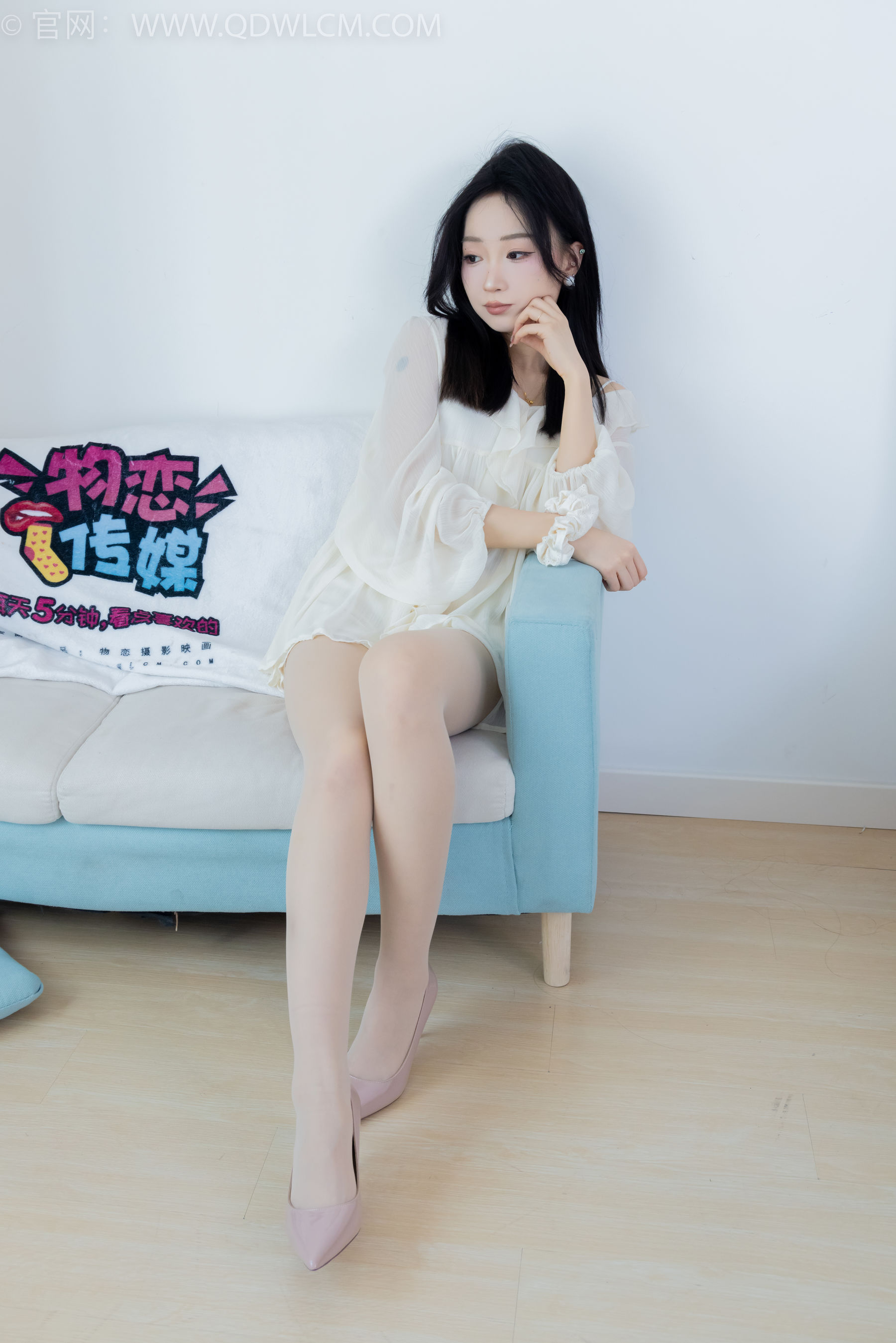 正妹嘟嘟白色蕾丝短裙肉丝美腿居家写真