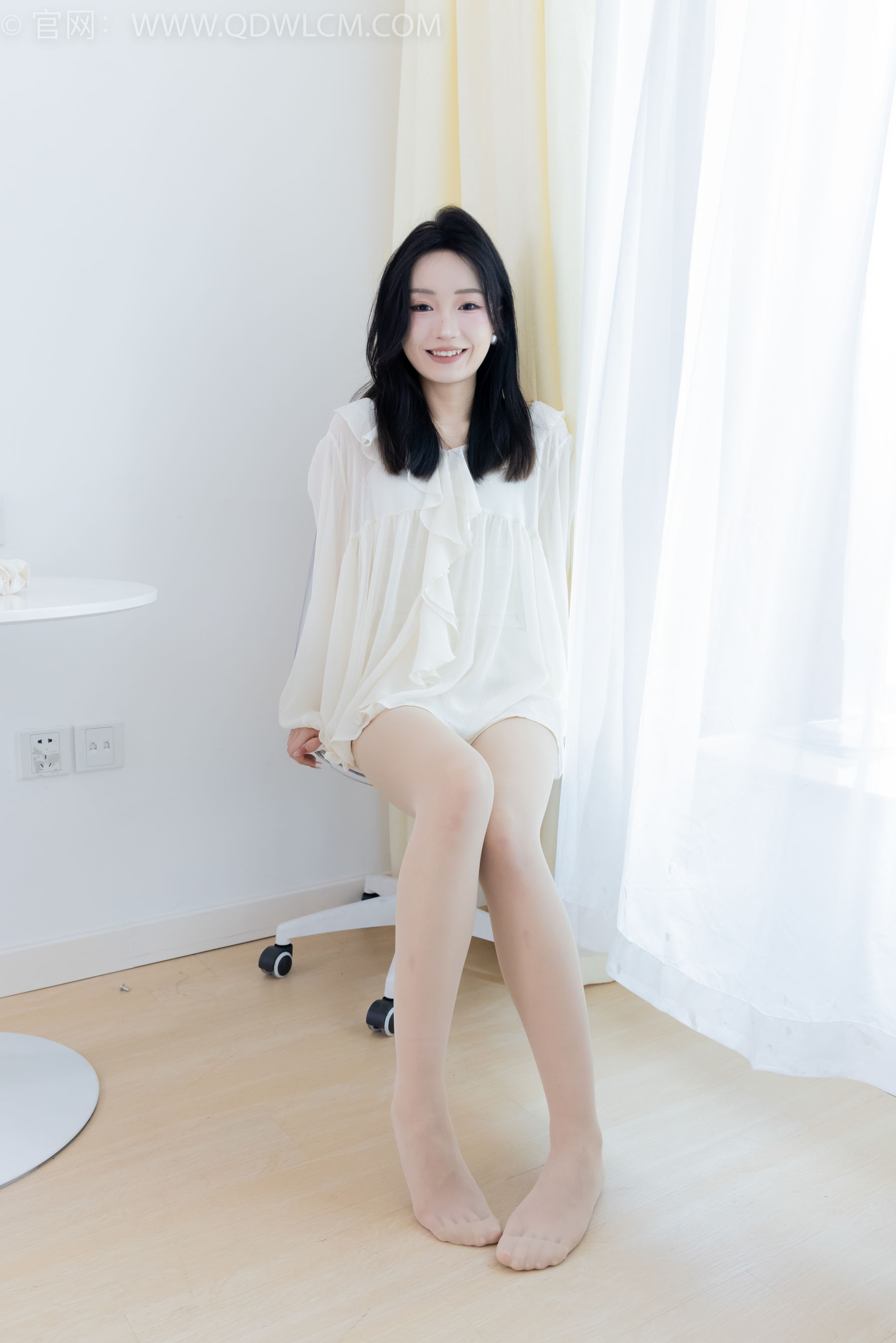 正妹嘟嘟白色蕾丝短裙肉丝美腿居家写真