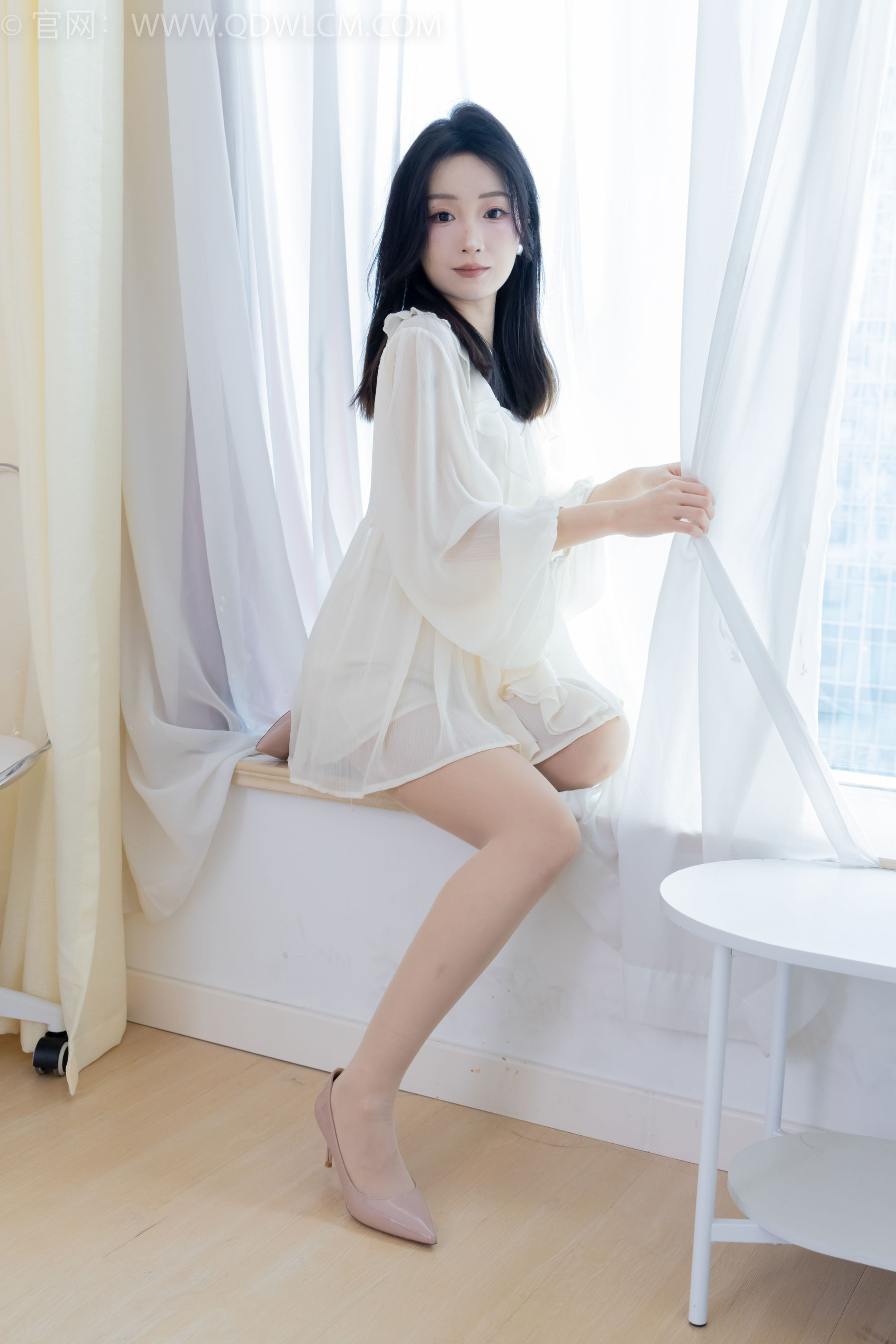 正妹嘟嘟白色蕾丝短裙肉丝美腿居家写真