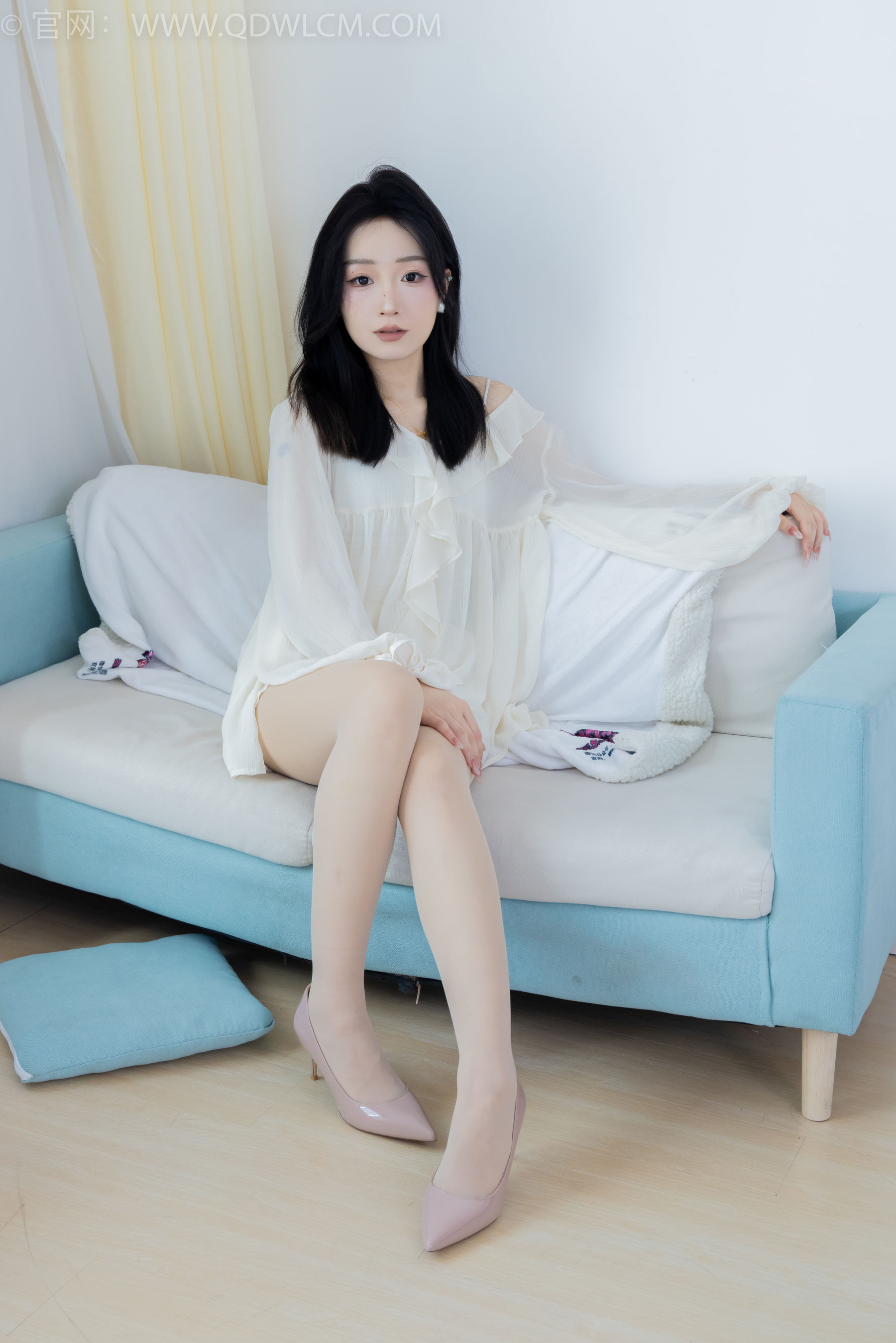 正妹嘟嘟白色蕾丝短裙肉丝美腿居家写真