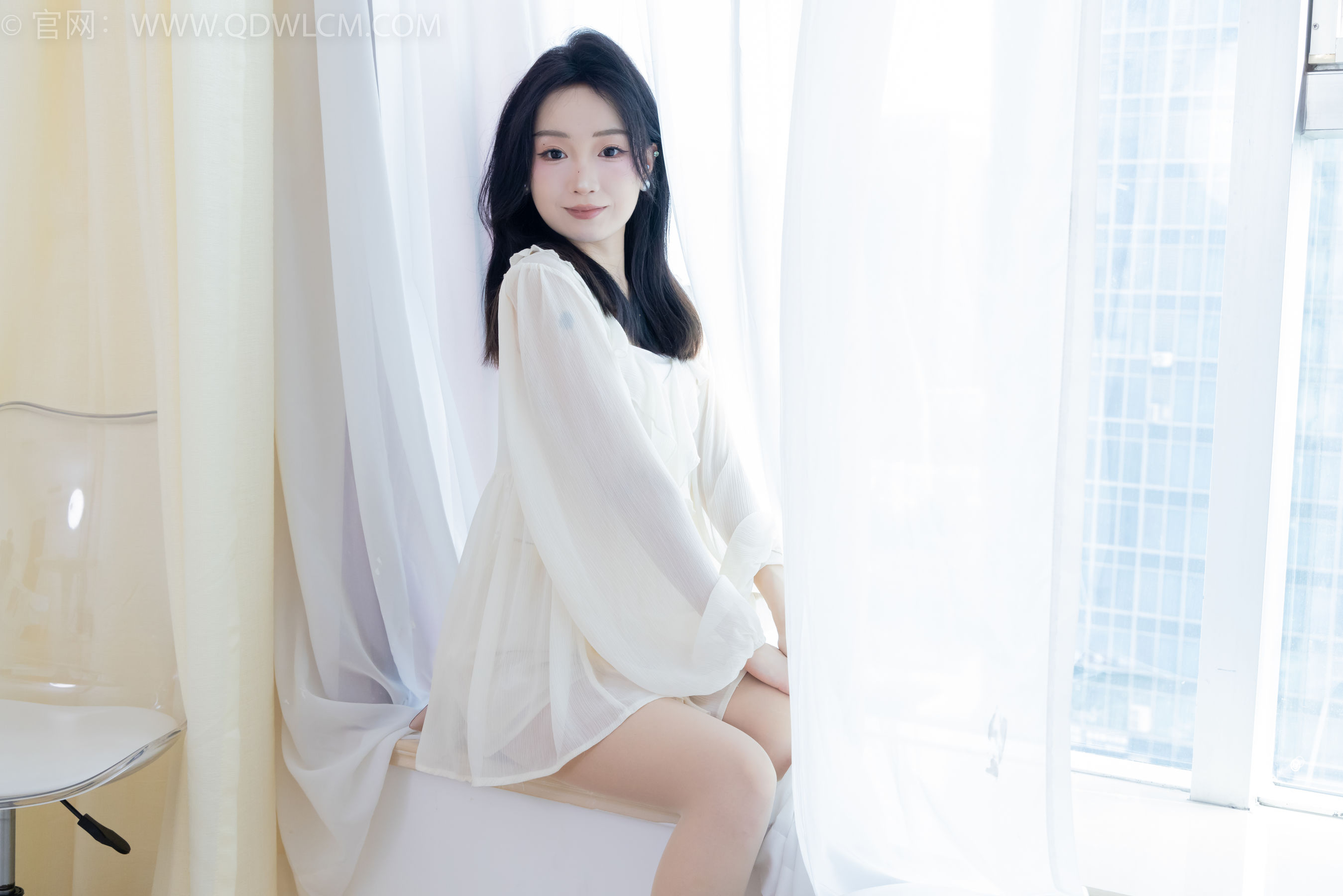 正妹嘟嘟白色蕾丝短裙肉丝美腿居家写真