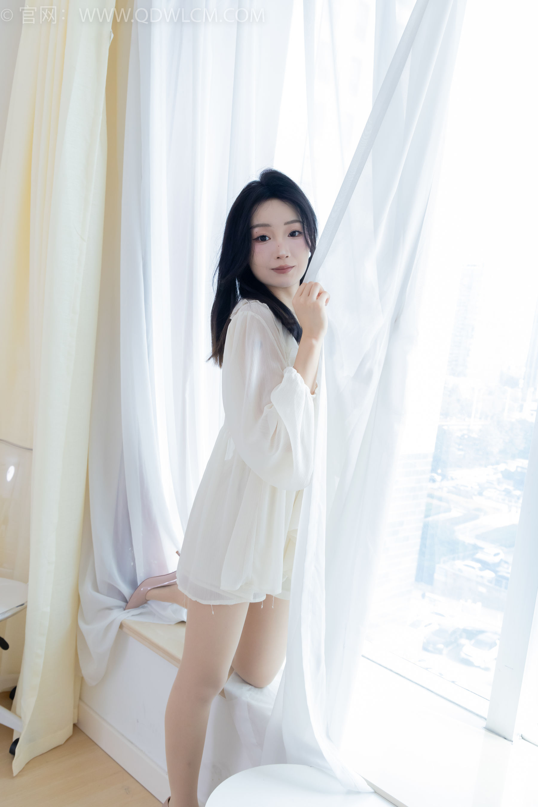 正妹嘟嘟白色蕾丝短裙肉丝美腿居家写真