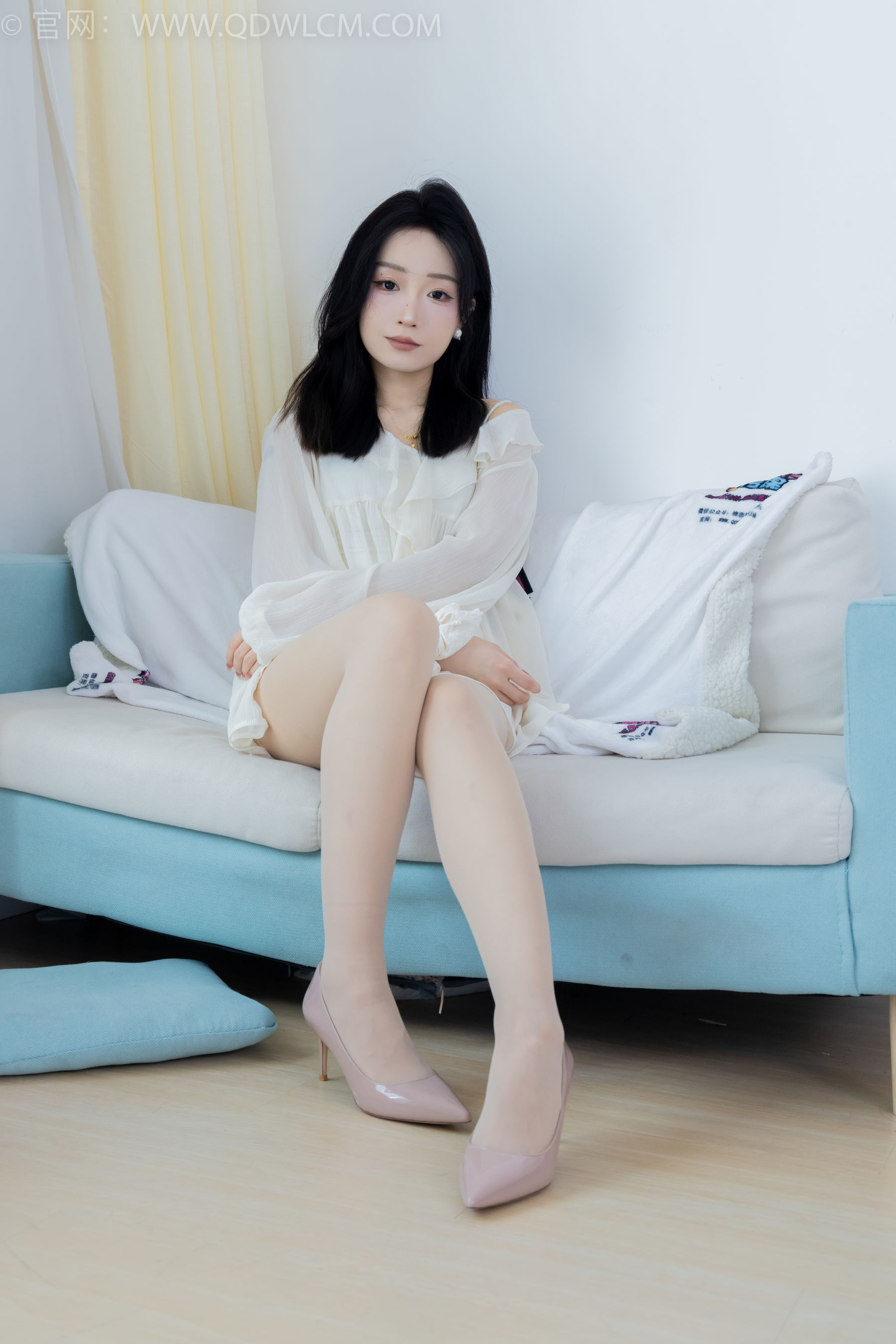 正妹嘟嘟白色蕾丝短裙肉丝美腿居家写真