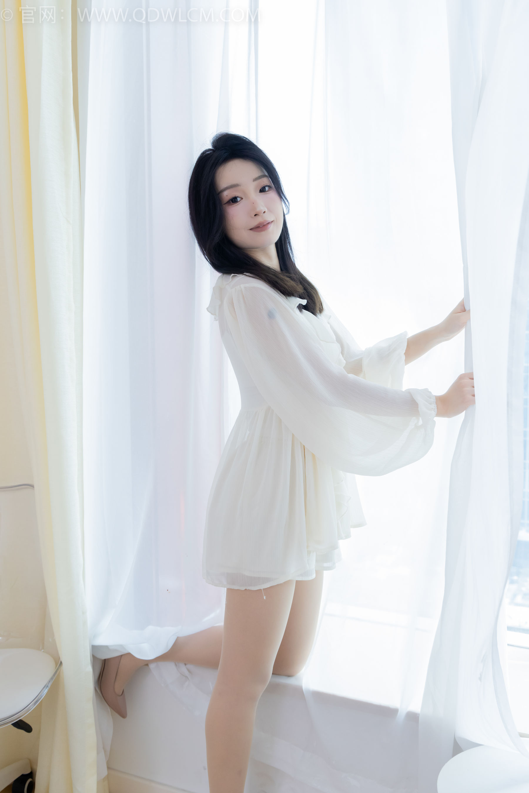 正妹嘟嘟白色蕾丝短裙肉丝美腿居家写真