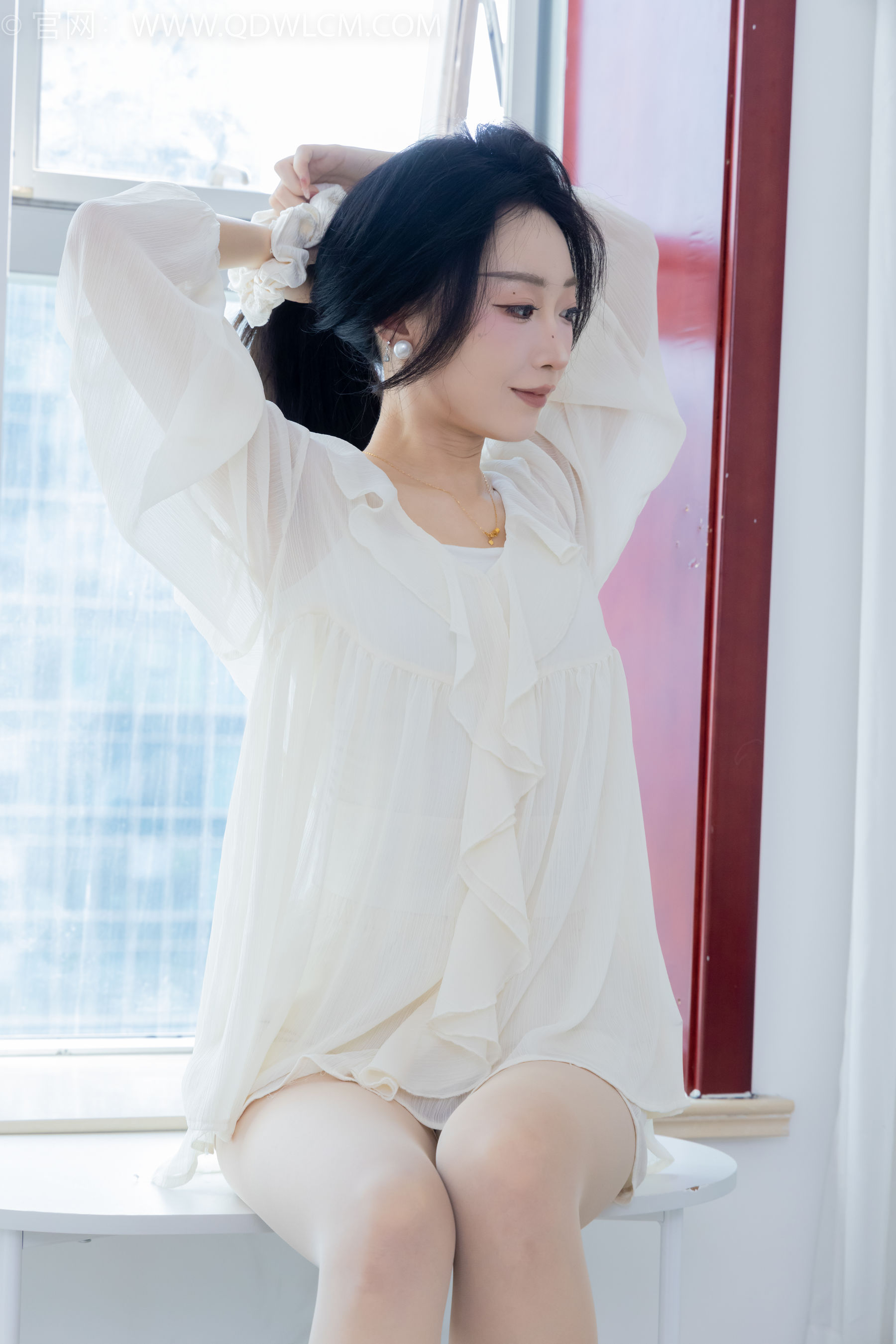 正妹嘟嘟白色蕾丝短裙肉丝美腿居家写真