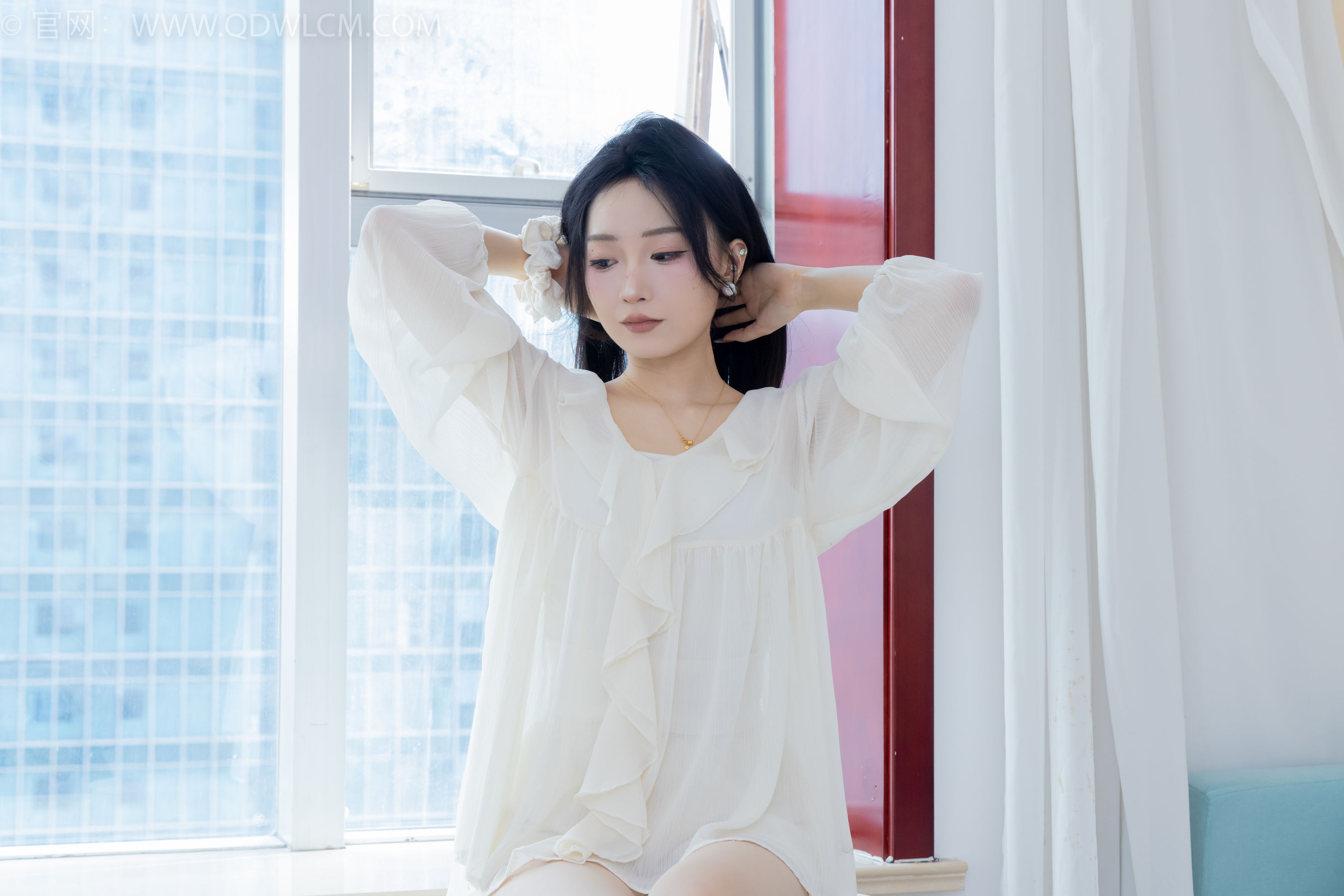 正妹嘟嘟白色蕾丝短裙肉丝美腿居家写真