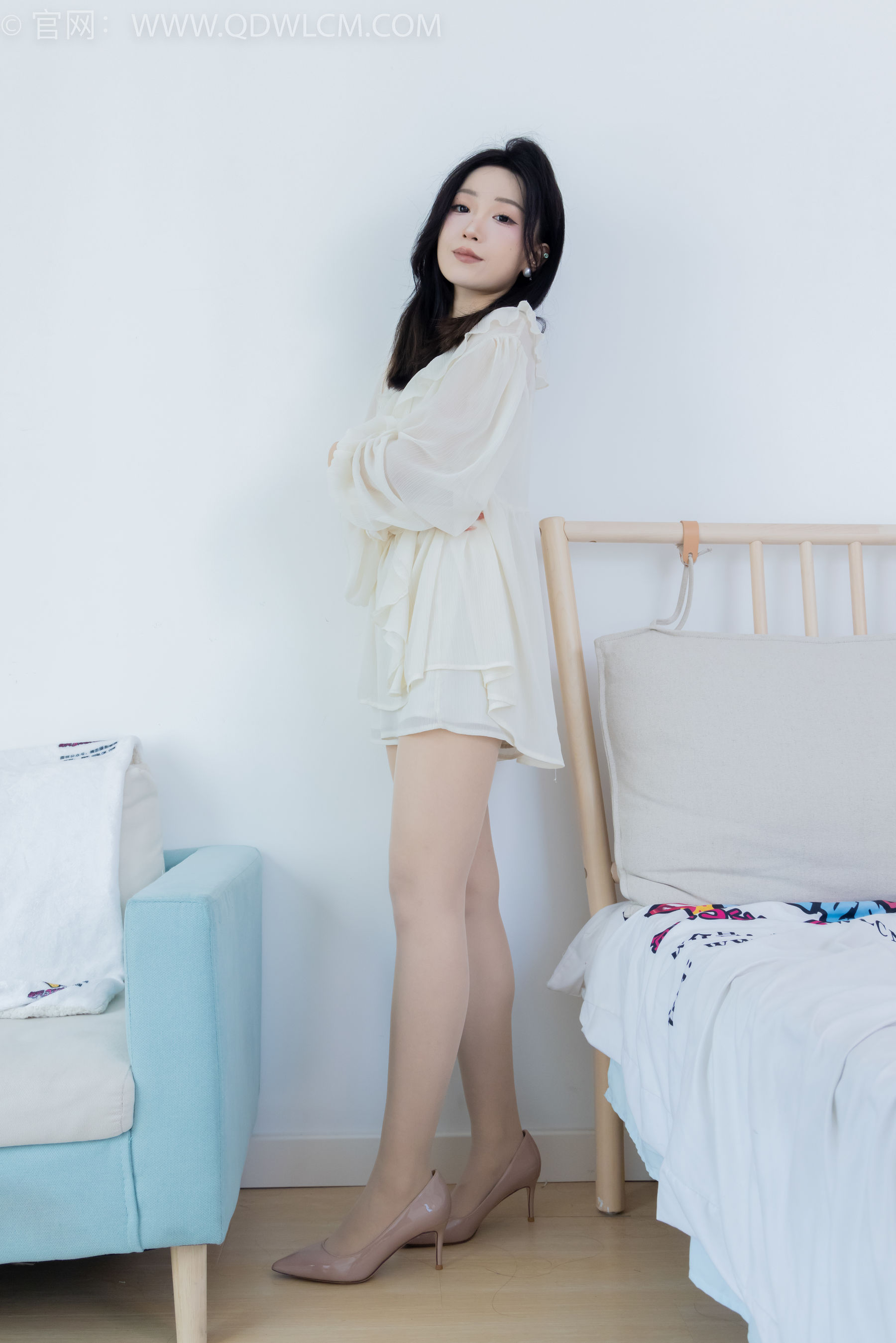 正妹嘟嘟白色蕾丝短裙肉丝美腿居家写真