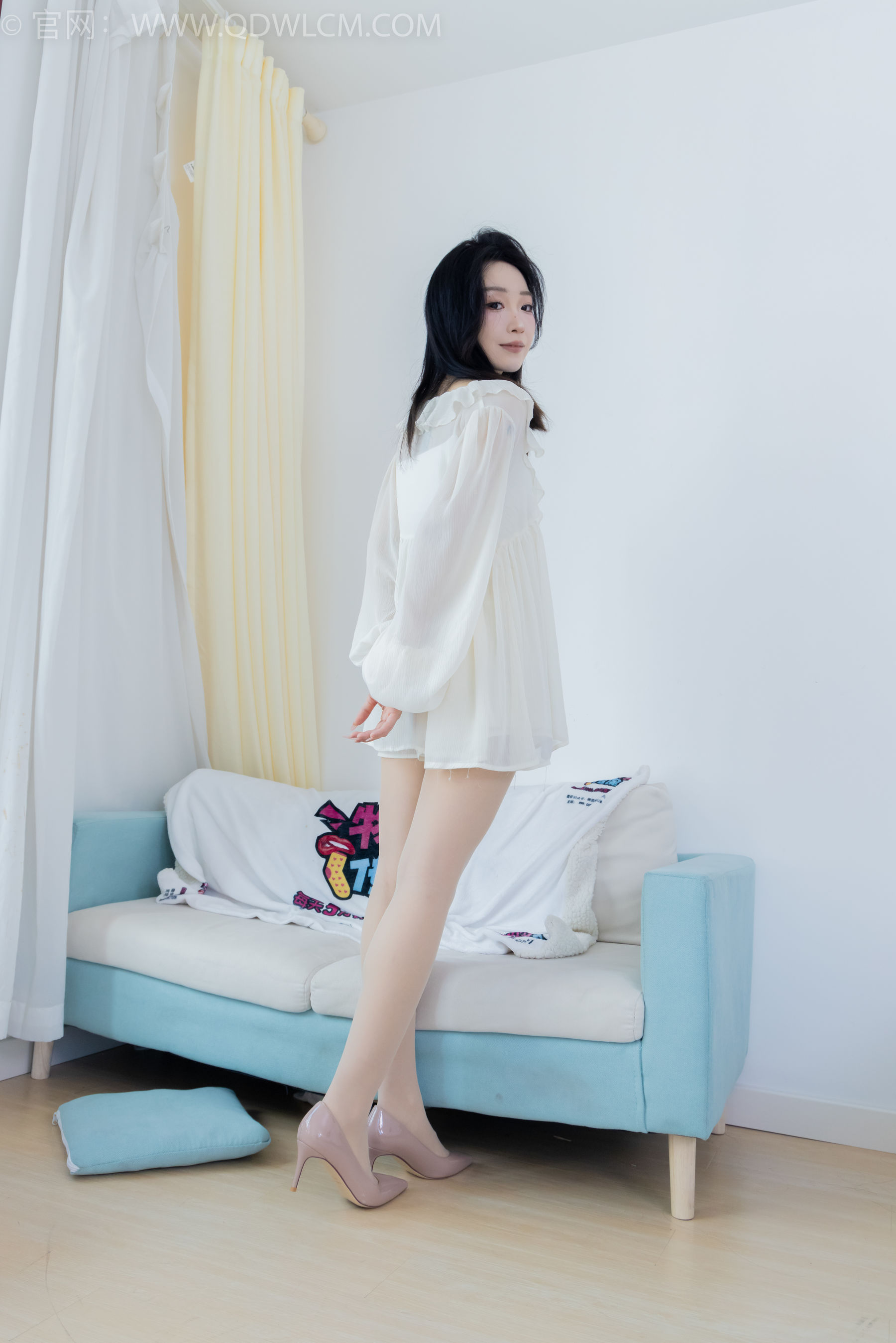 正妹嘟嘟白色蕾丝短裙肉丝美腿居家写真