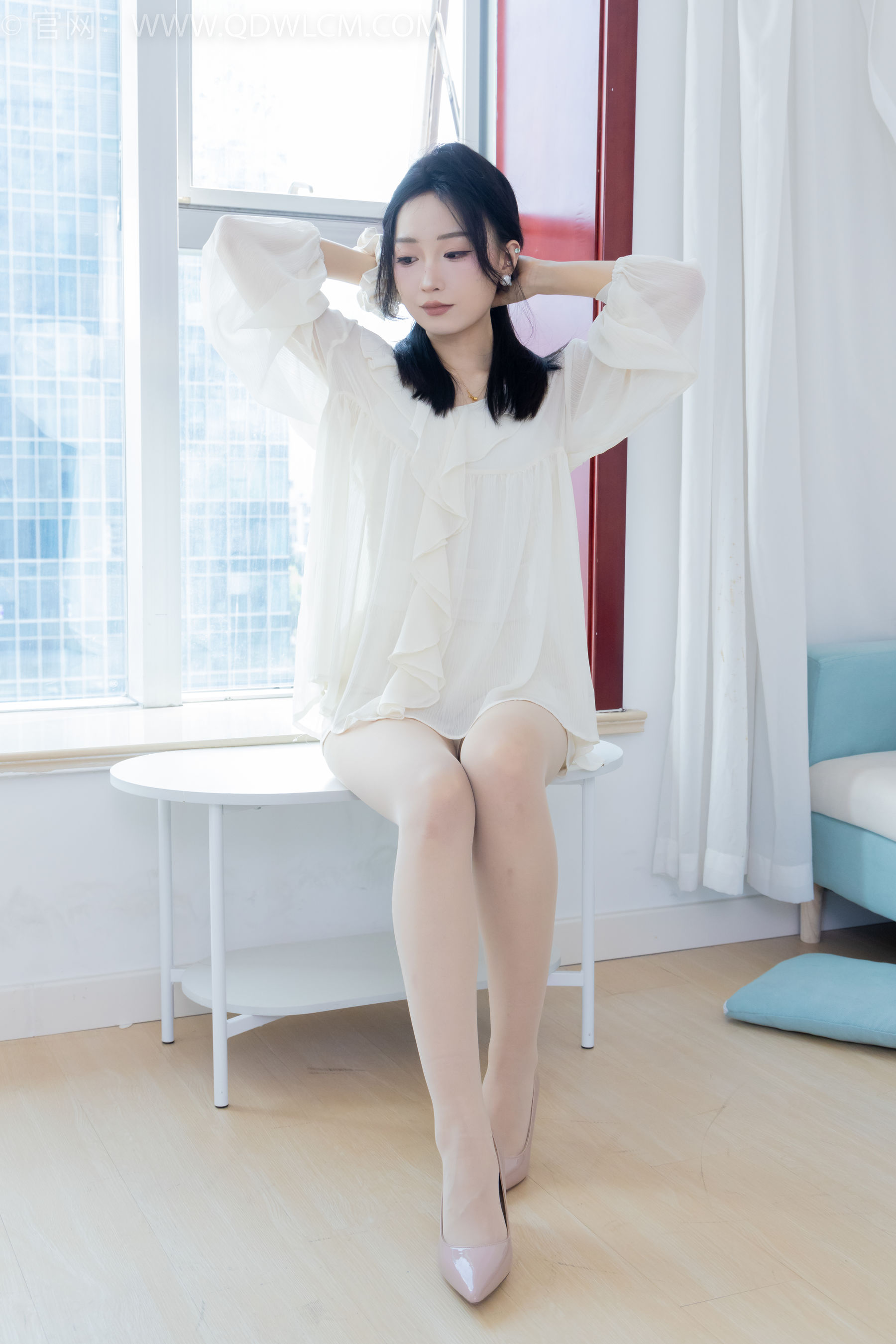 正妹嘟嘟白色蕾丝短裙肉丝美腿居家写真