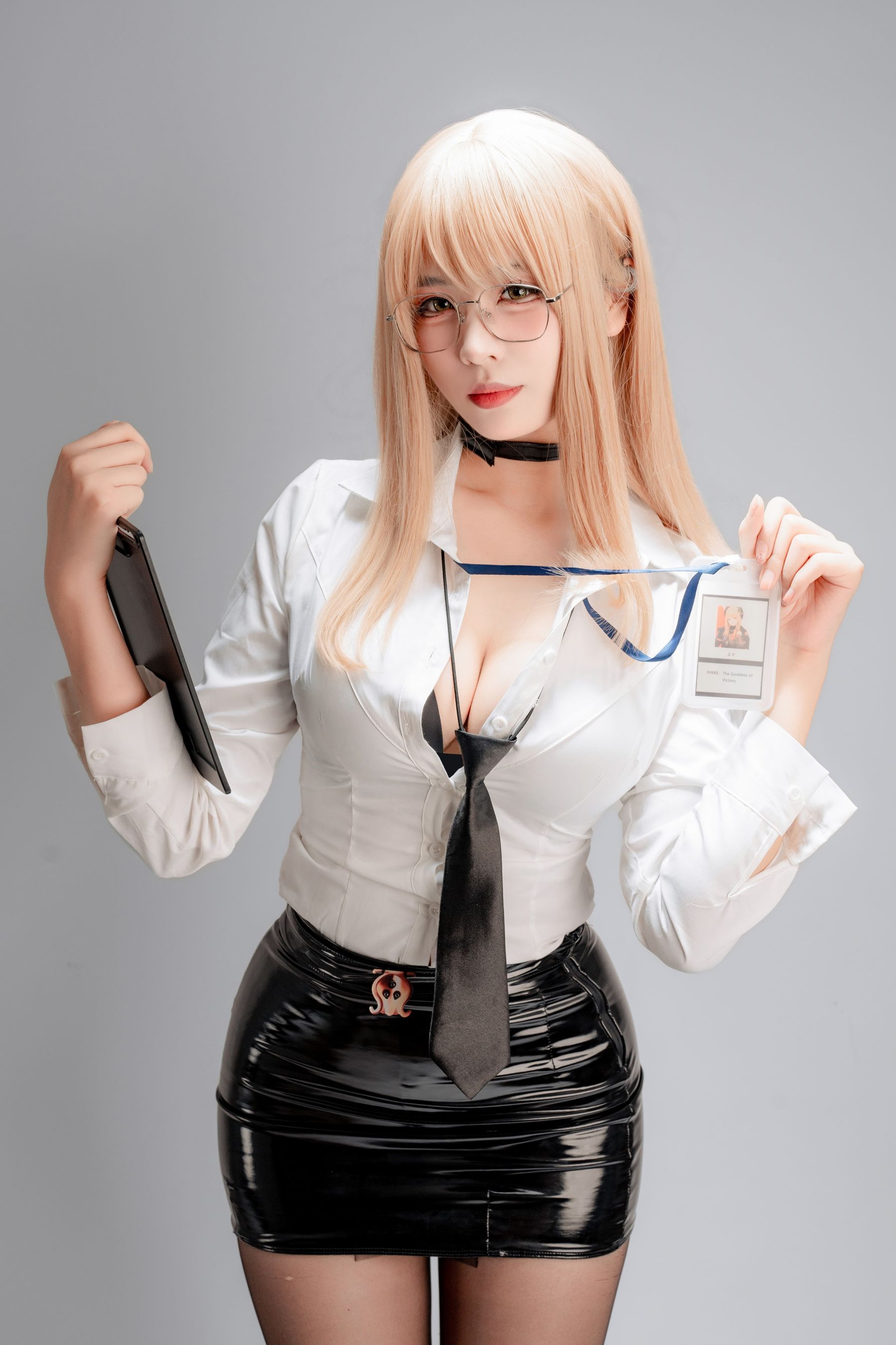 轩萧学姐白衬衫黑短裙COS艾玛OL性感写真