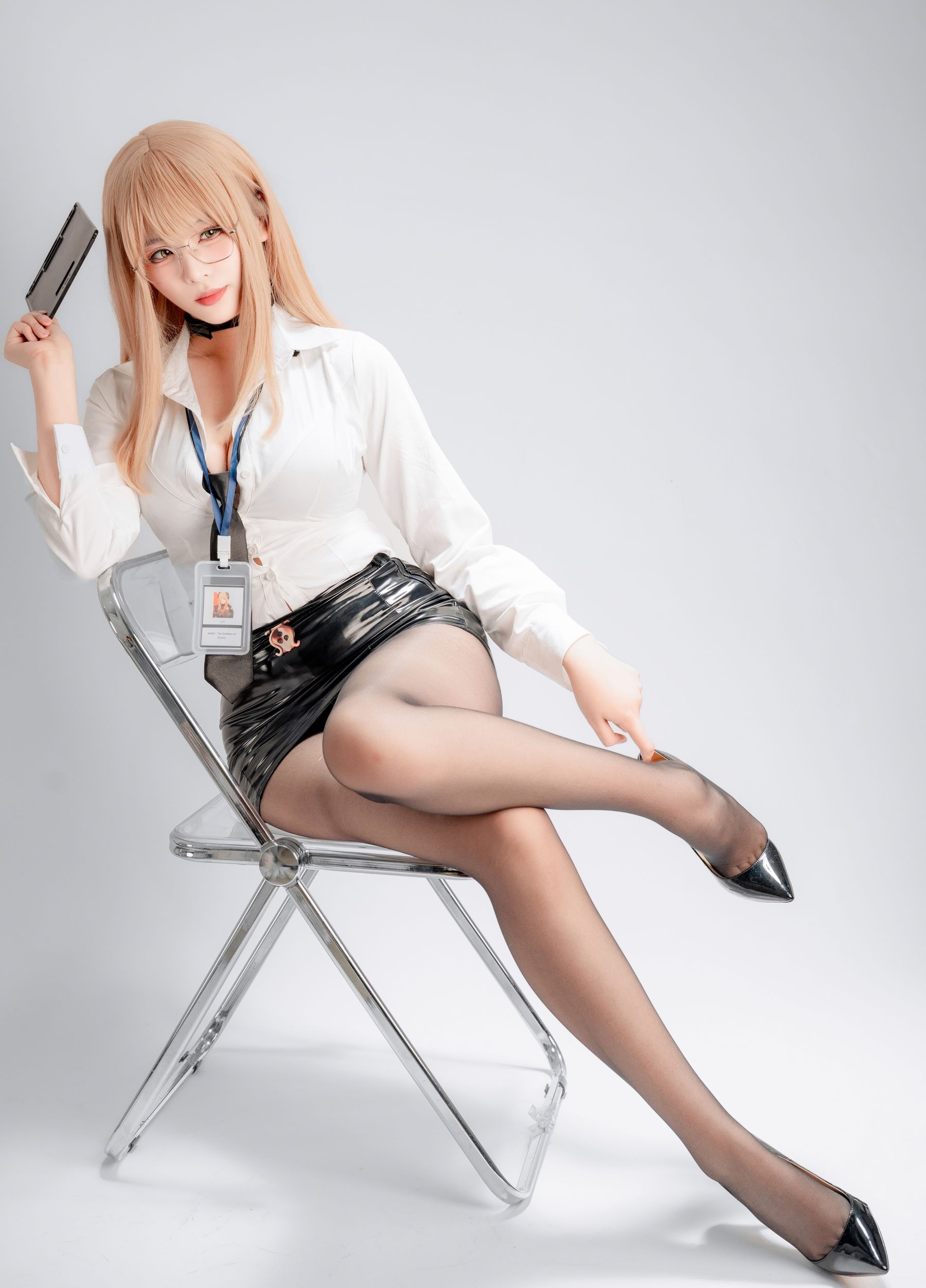 轩萧学姐白衬衫黑短裙COS艾玛OL性感写真