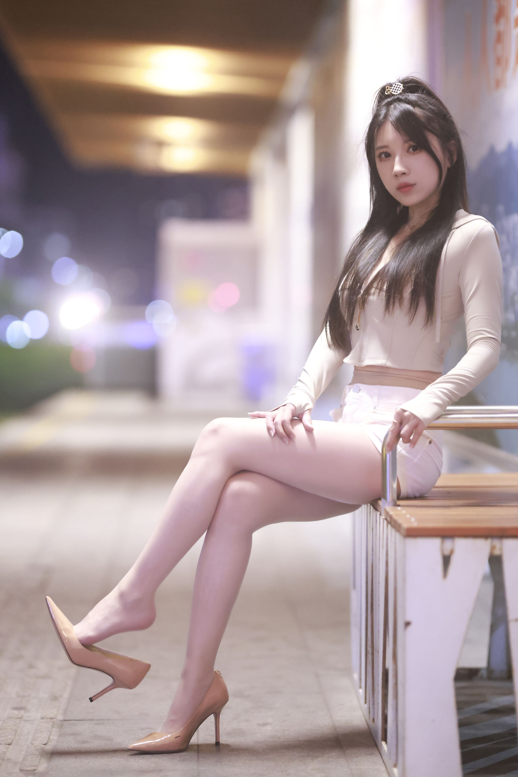 小女巫露娜白色短裤肉丝微露小蛮腰街拍