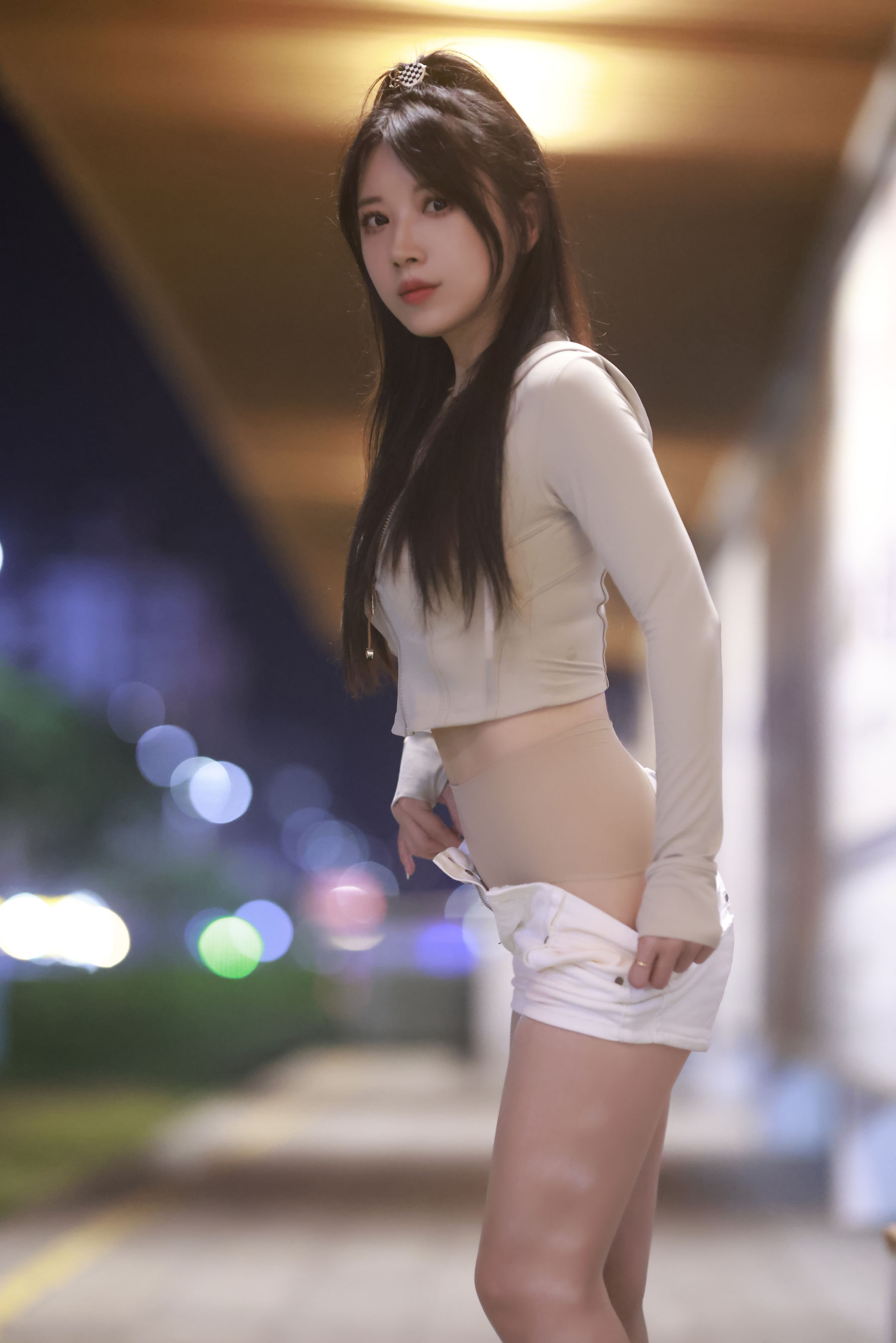 小女巫露娜白色短裤肉丝微露小蛮腰街拍