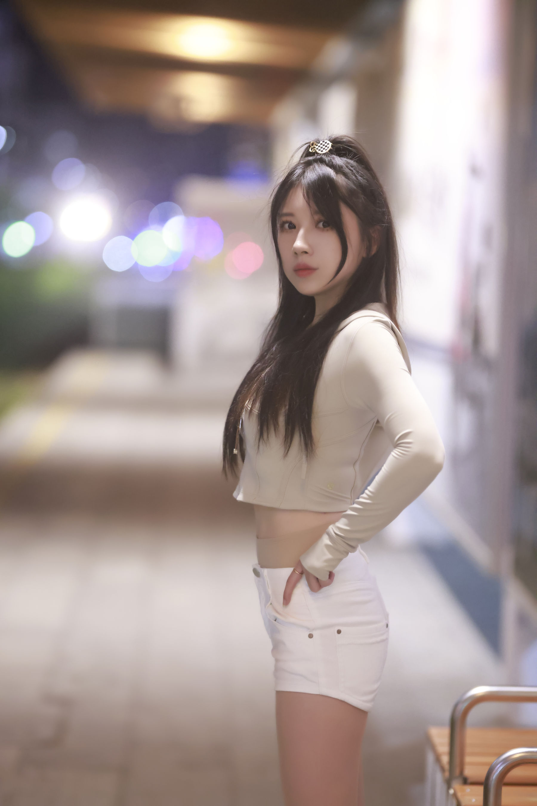 小女巫露娜白色短裤肉丝微露小蛮腰街拍