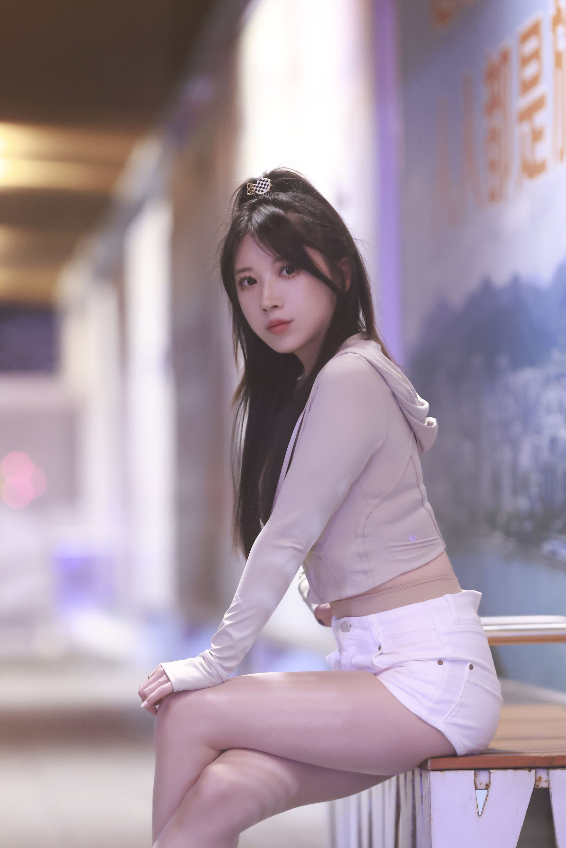 小女巫露娜白色短裤肉丝微露小蛮腰街拍