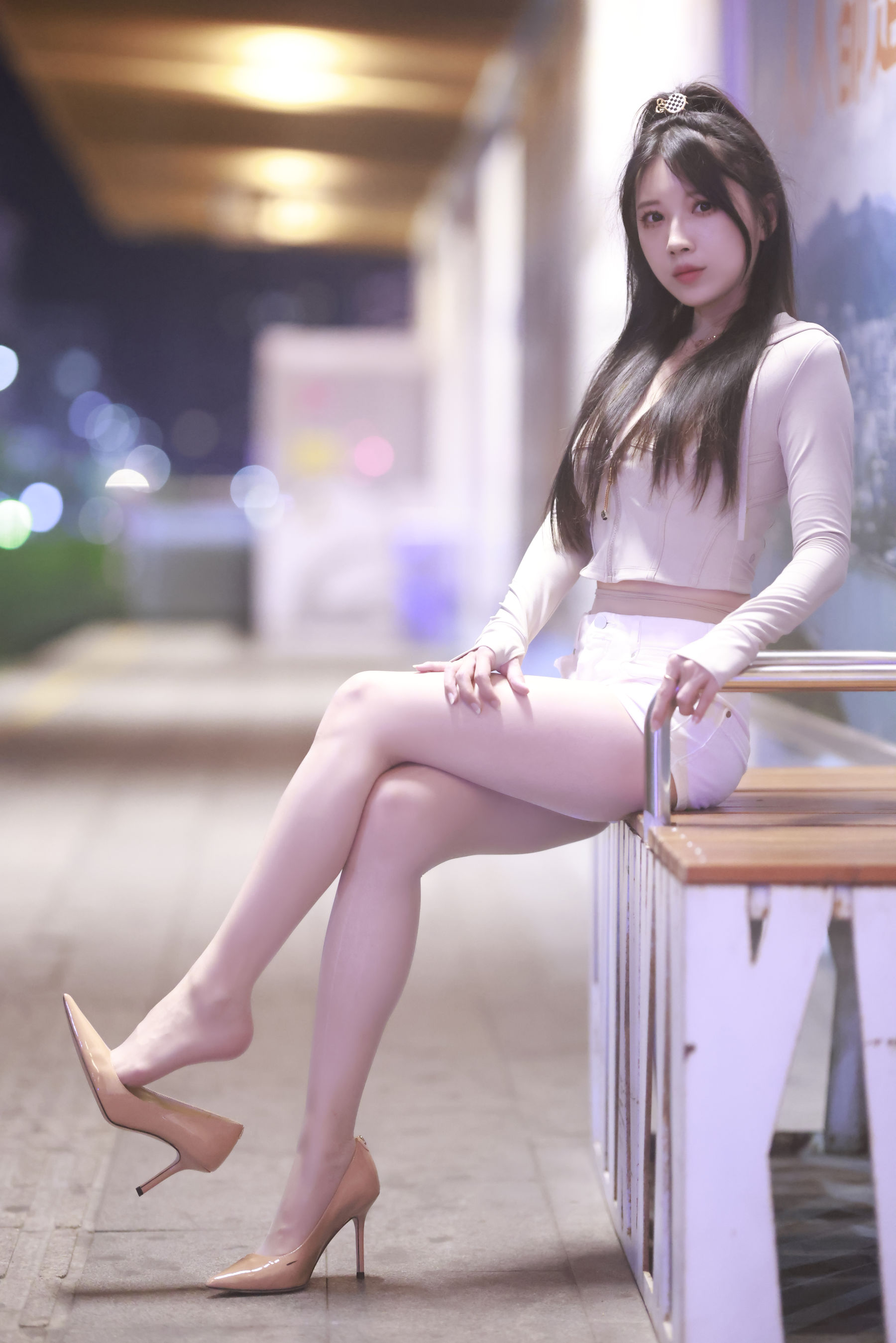 小女巫露娜白色短裤肉丝微露小蛮腰街拍