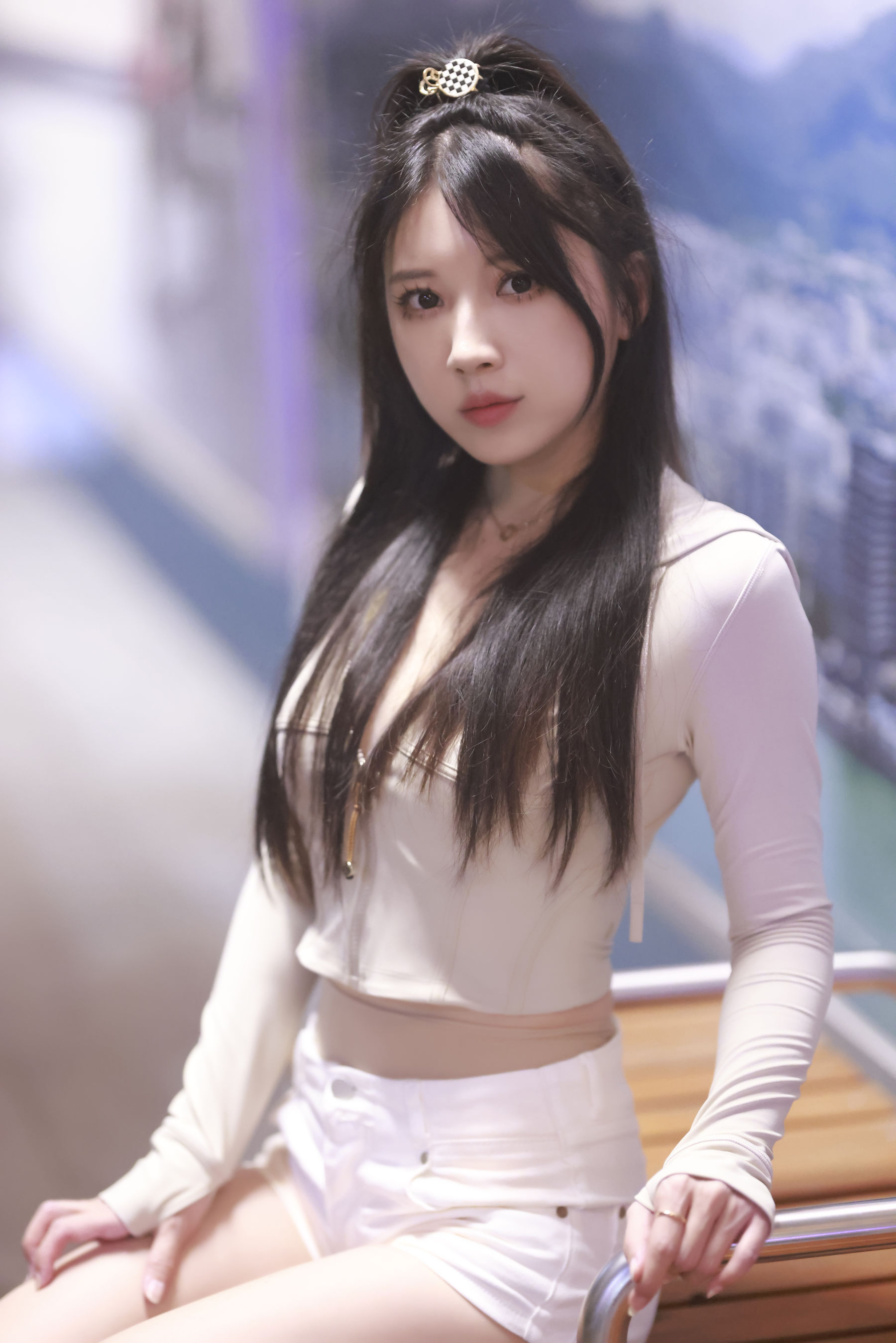 小女巫露娜白色短裤肉丝微露小蛮腰街拍