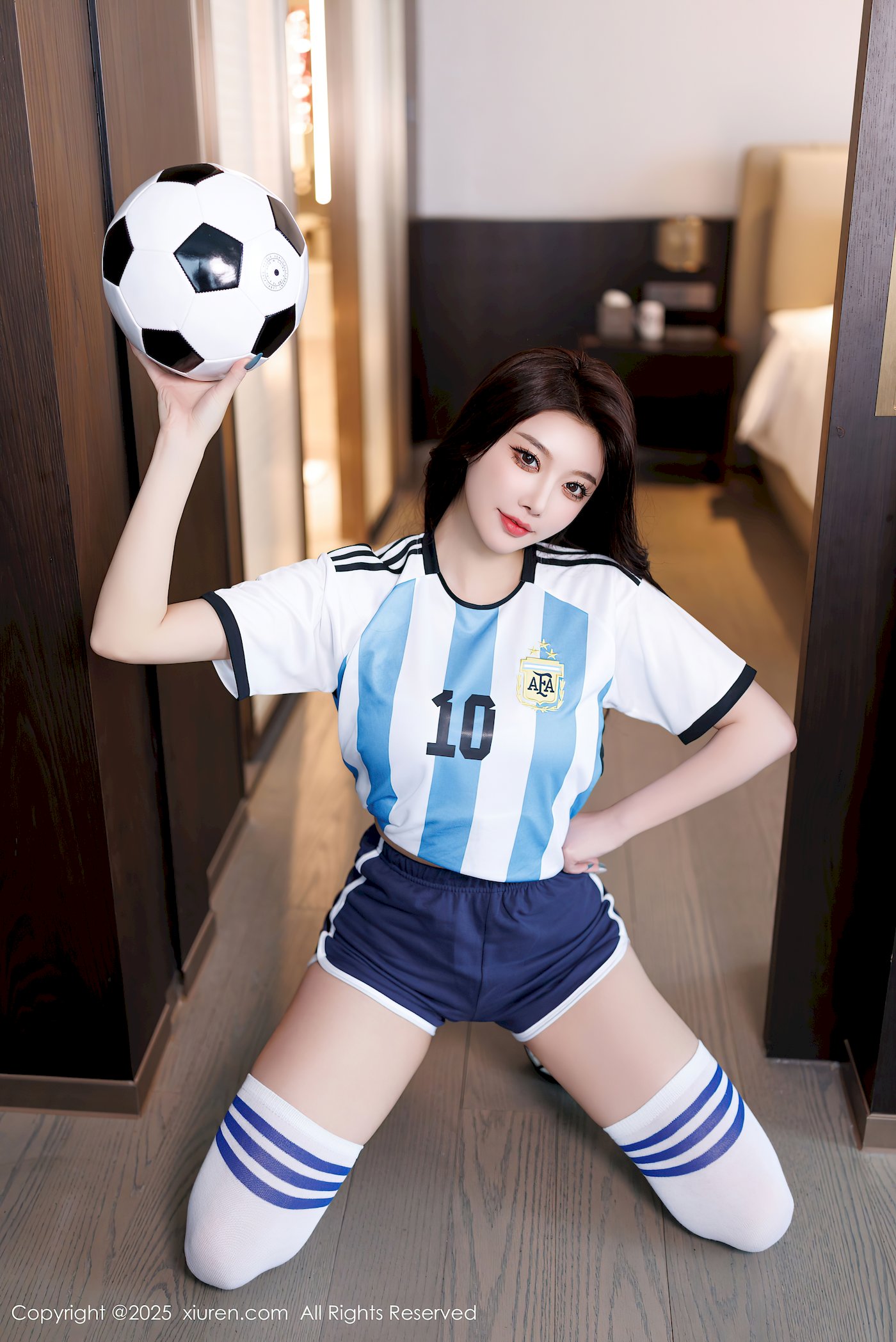 杨晨晨Yome蓝色球衣搭配白色丝袜广西旅拍