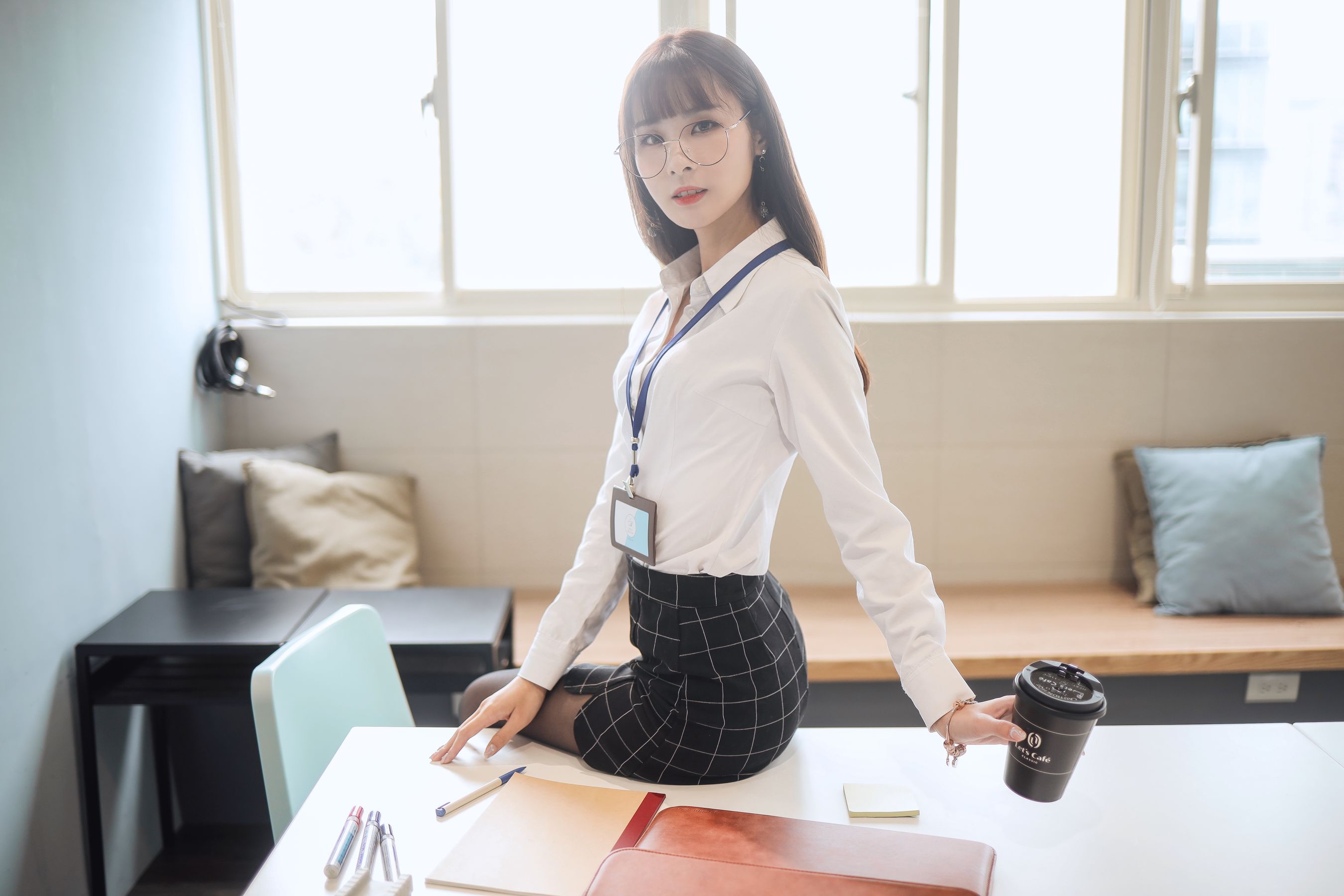 泥泥汝黑丝美腿搭配职场OL白领主题写真