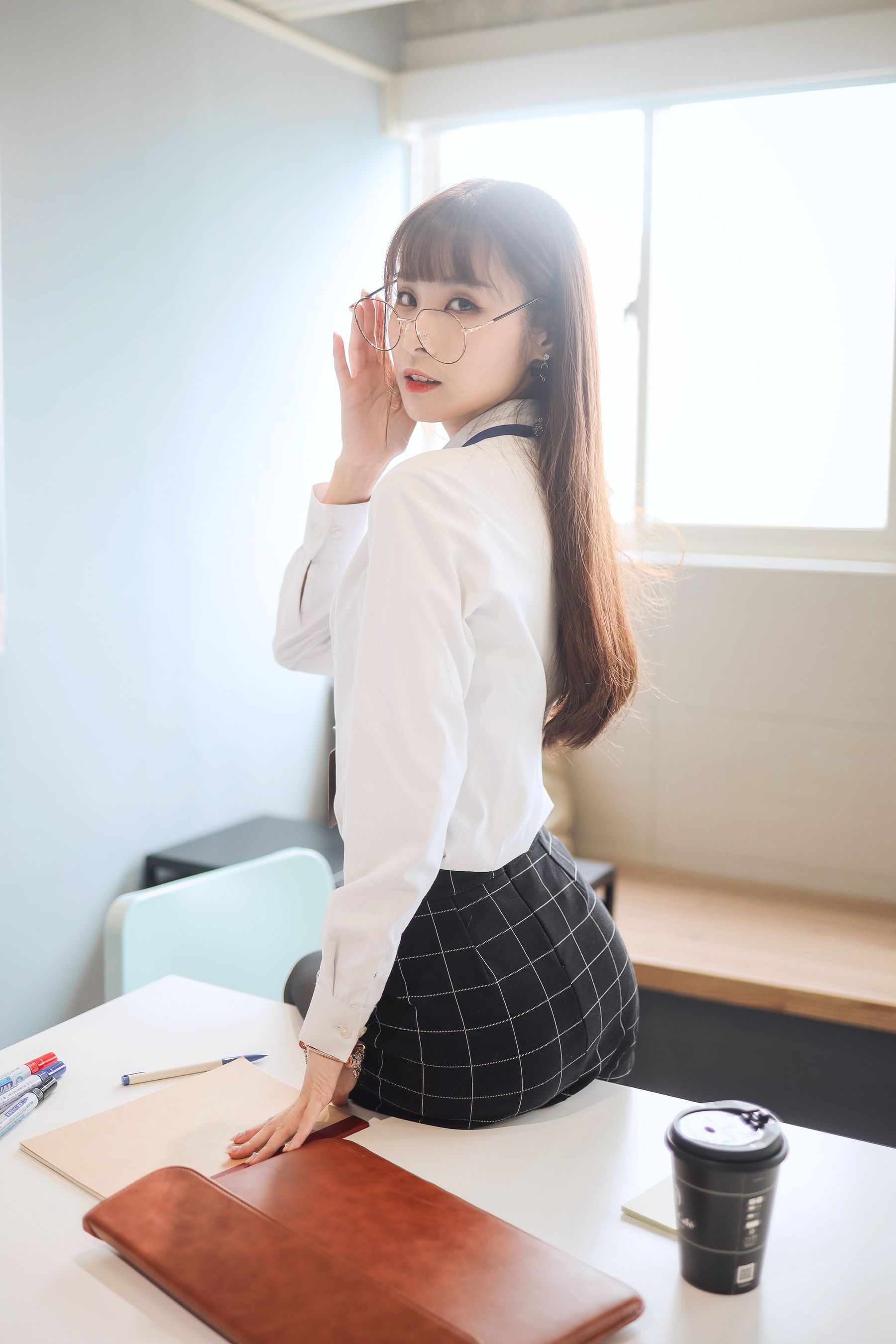 泥泥汝黑丝美腿搭配职场OL白领主题写真