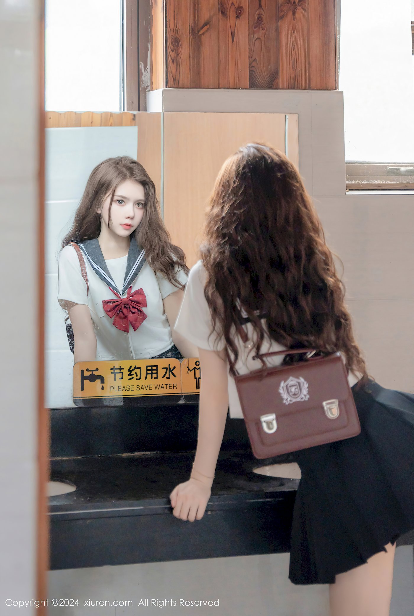 拍黄瓜girl修长美腿搭配JK制服首套写真