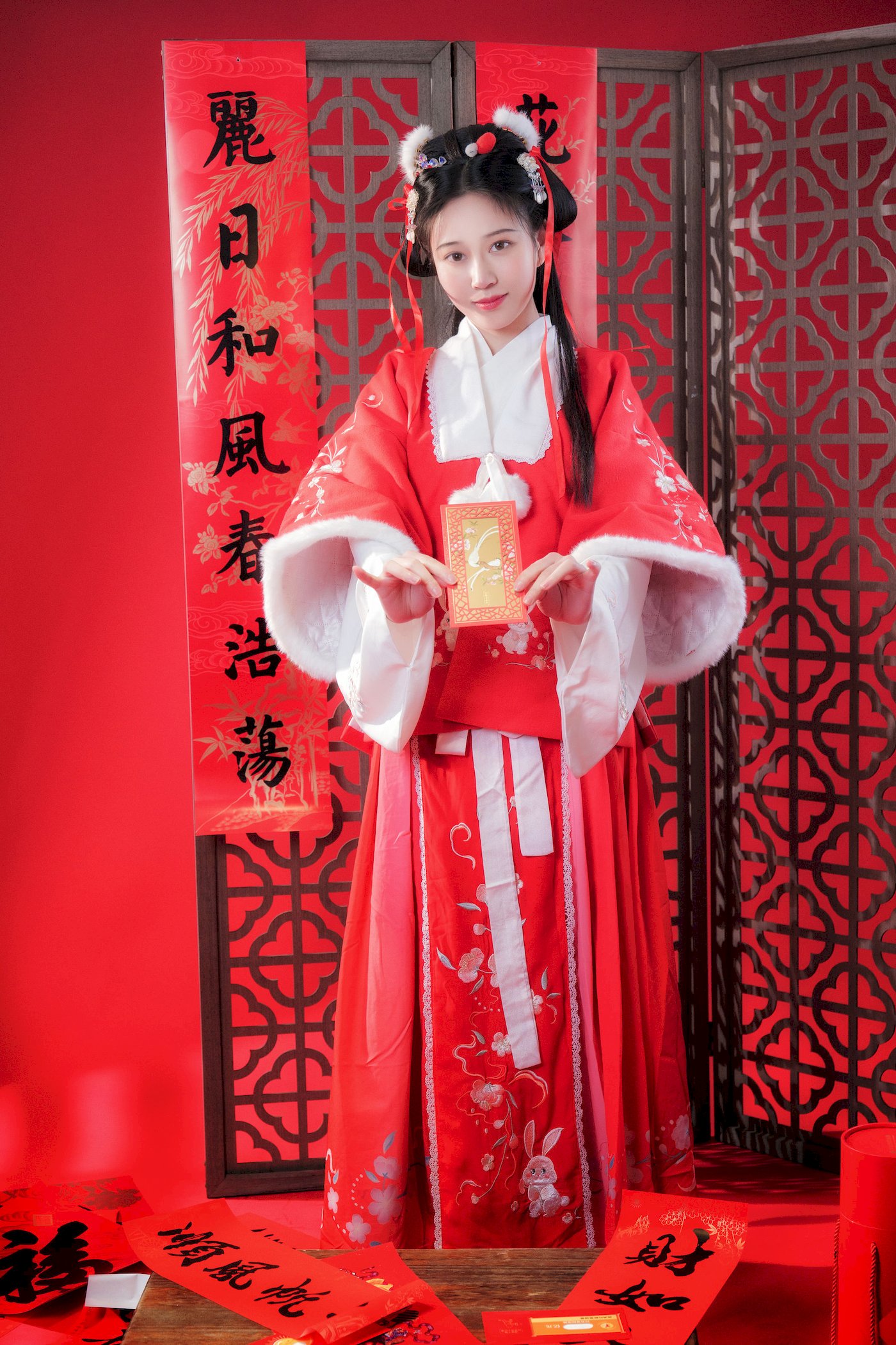 网络美女Nnian红色古典服饰龙年吉祥主题