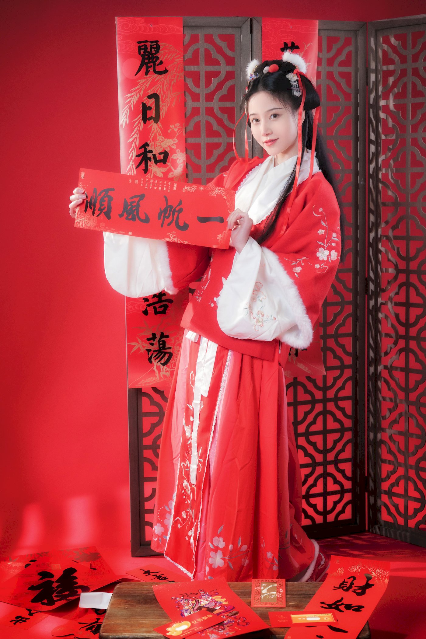 网络美女Nnian红色古典服饰龙年吉祥主题
