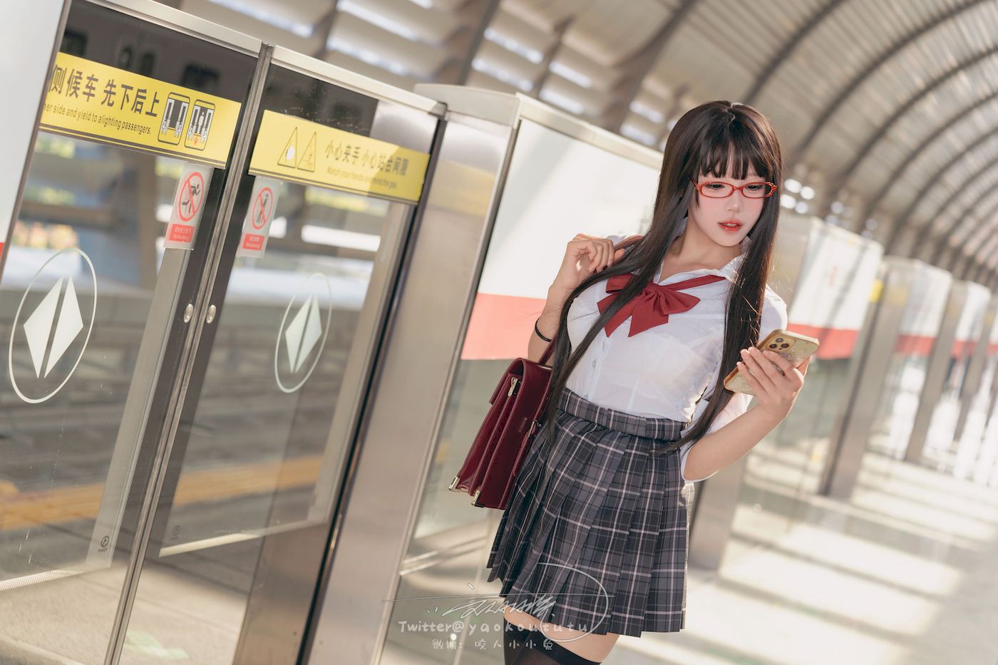 咬一口兔娘黑丝格子裙JK制服电车场景美图