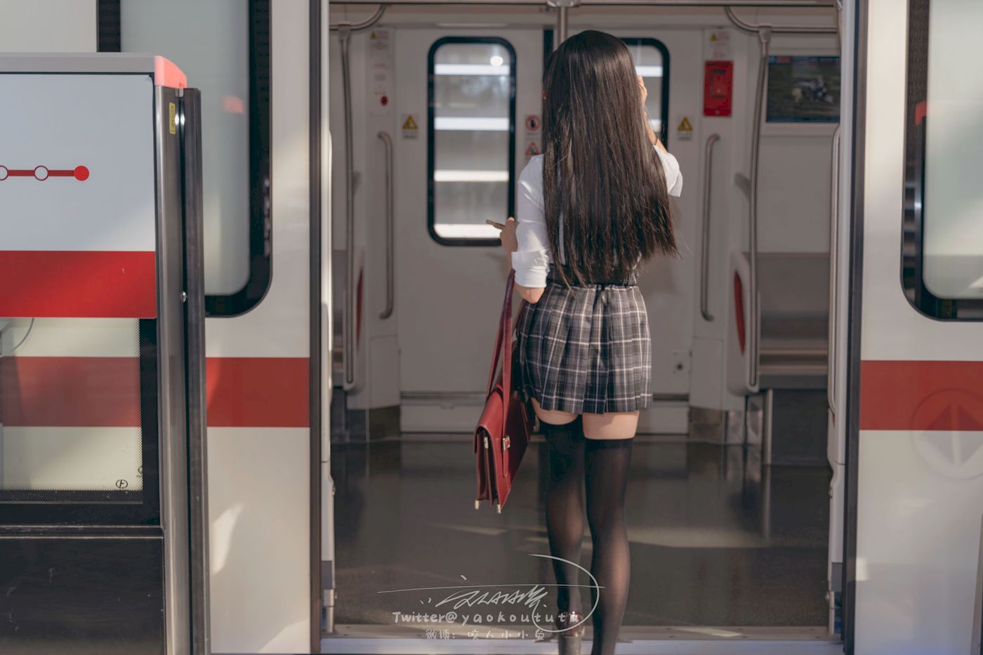 咬一口兔娘黑丝格子裙JK制服电车场景美图