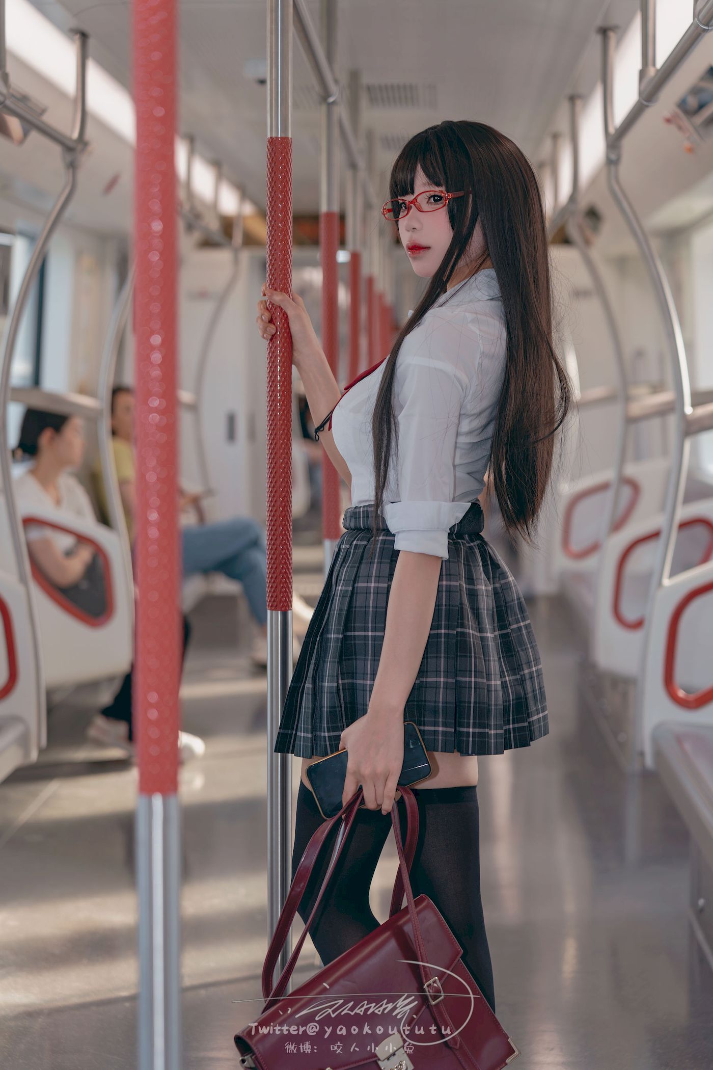 咬一口兔娘黑丝格子裙JK制服电车场景美图